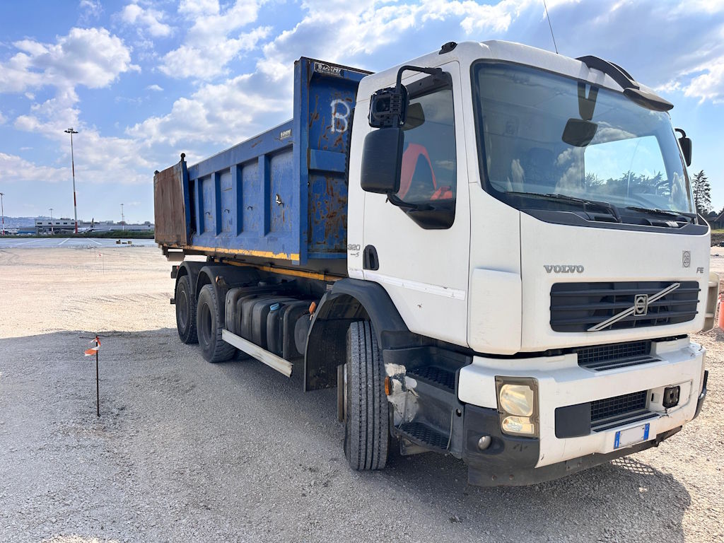 Volvo FE320 con impianto scarrabile in vendita - foto 4