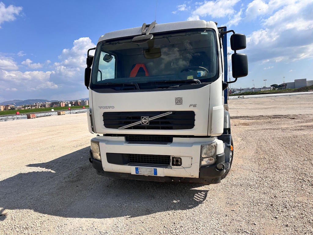 Volvo FE320 con impianto scarrabile in vendita - foto 8