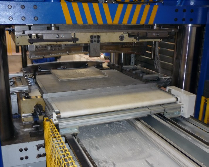 Sistema di stampaggio pannelli SMC in vendita - foto 5