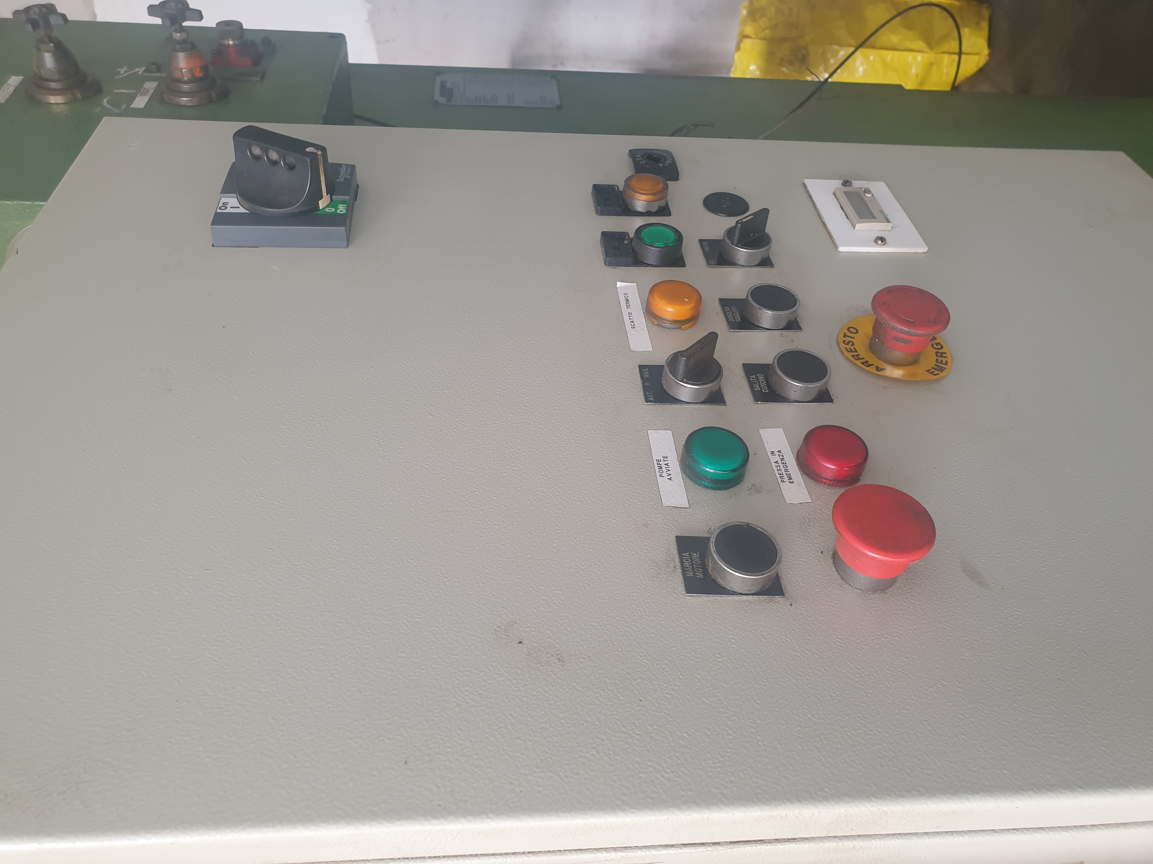 Pressa idraulica 120 T con protezioni sicurezza in vendita - foto 3