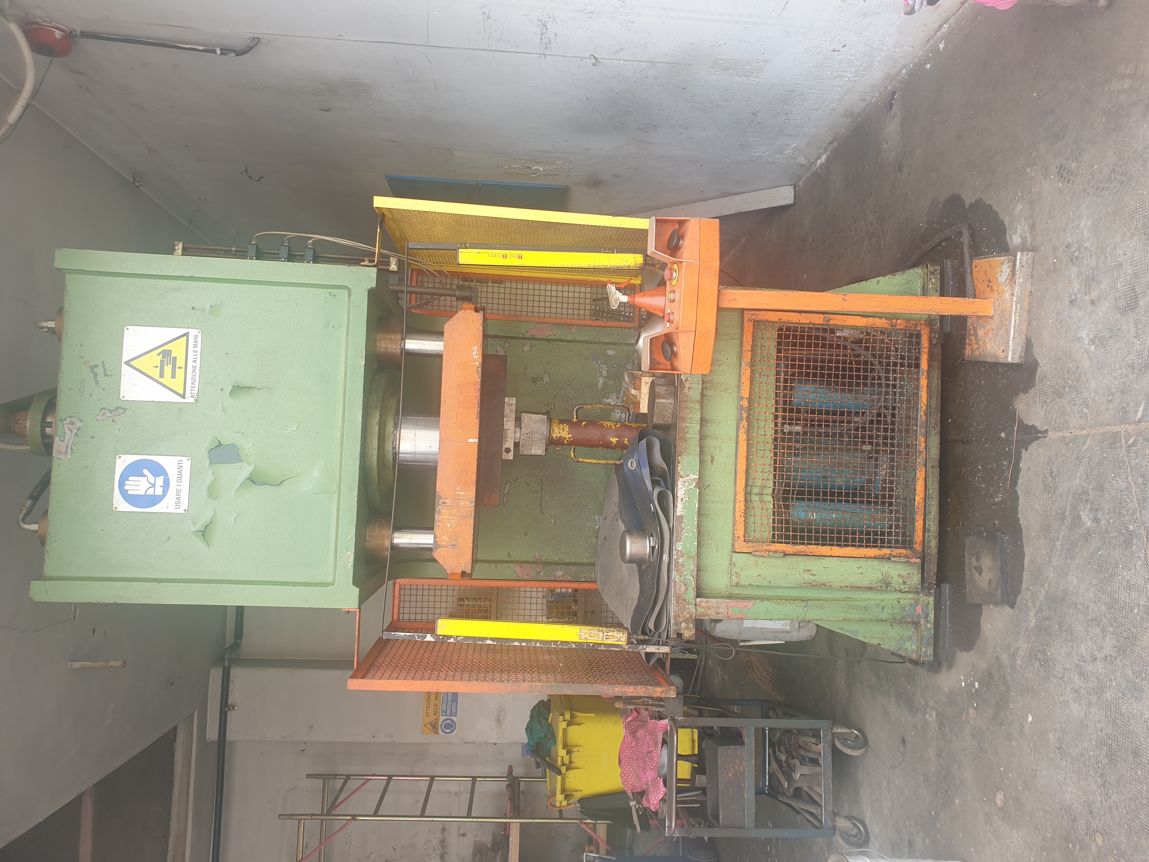 Pressa idraulica 120 T con protezioni sicurezza in vendita - foto 1