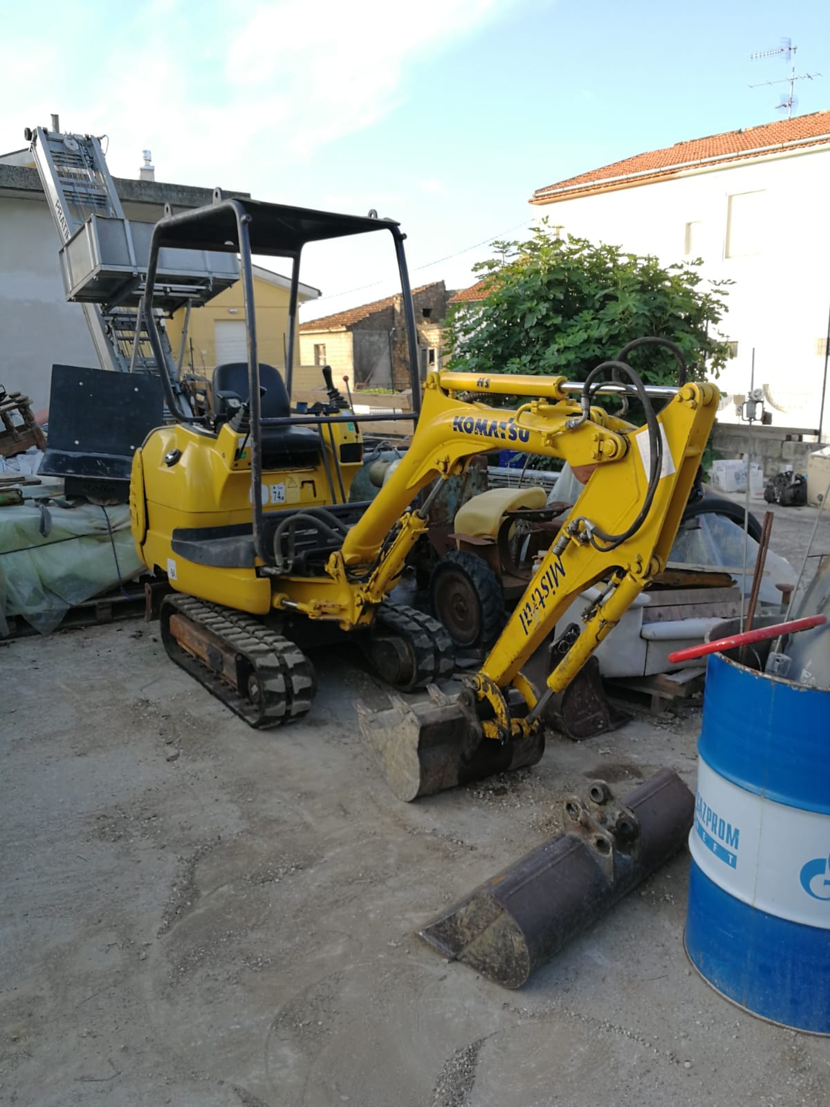Miniescavatore komatsu PC12R-8 in vendita - foto 1