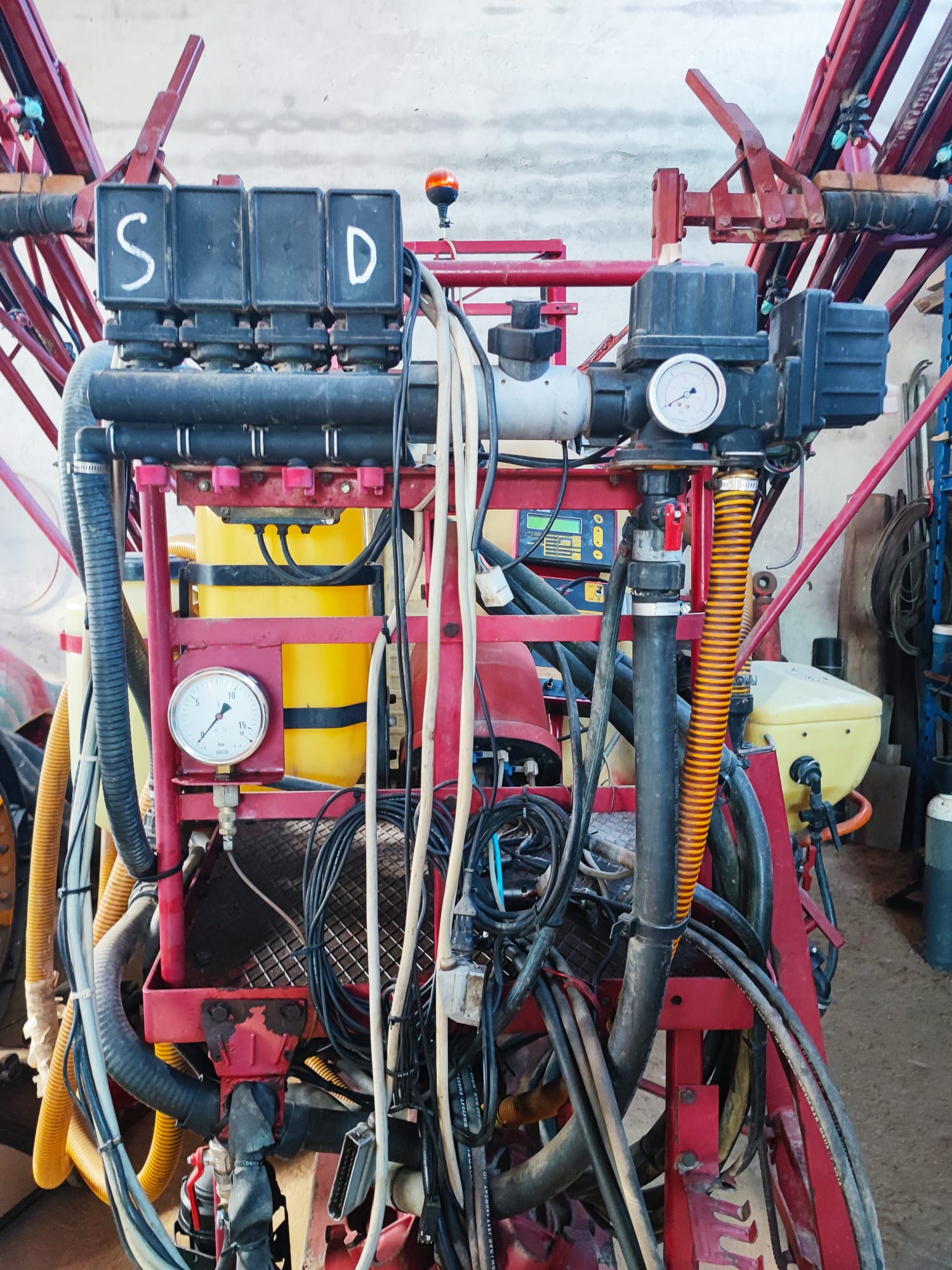 POLVERIZZATORE TRAINATO HARDI 2.400 Litri in vendita - foto 3
