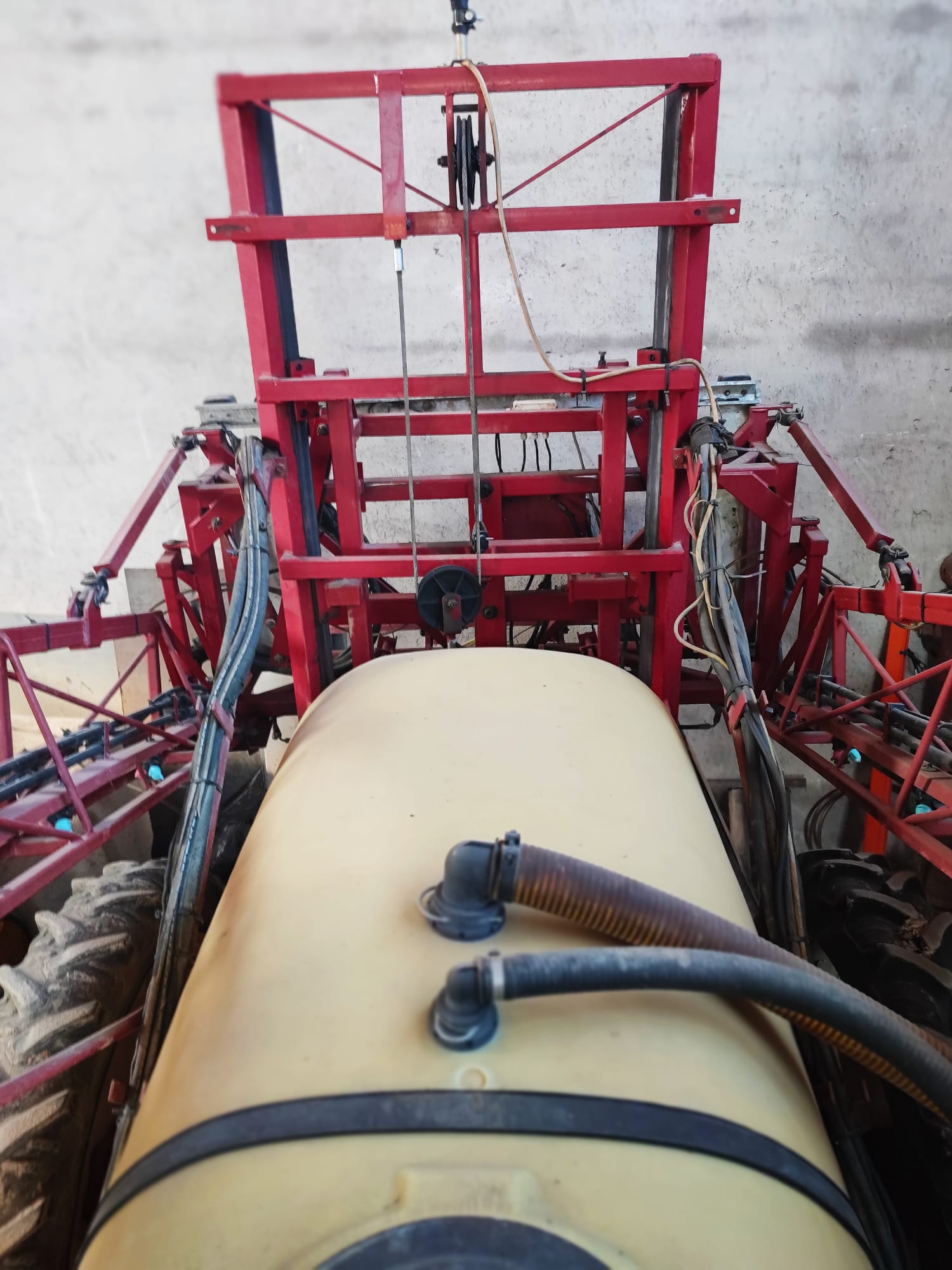 POLVERIZZATORE TRAINATO HARDI 2.400 Litri in vendita - foto 6