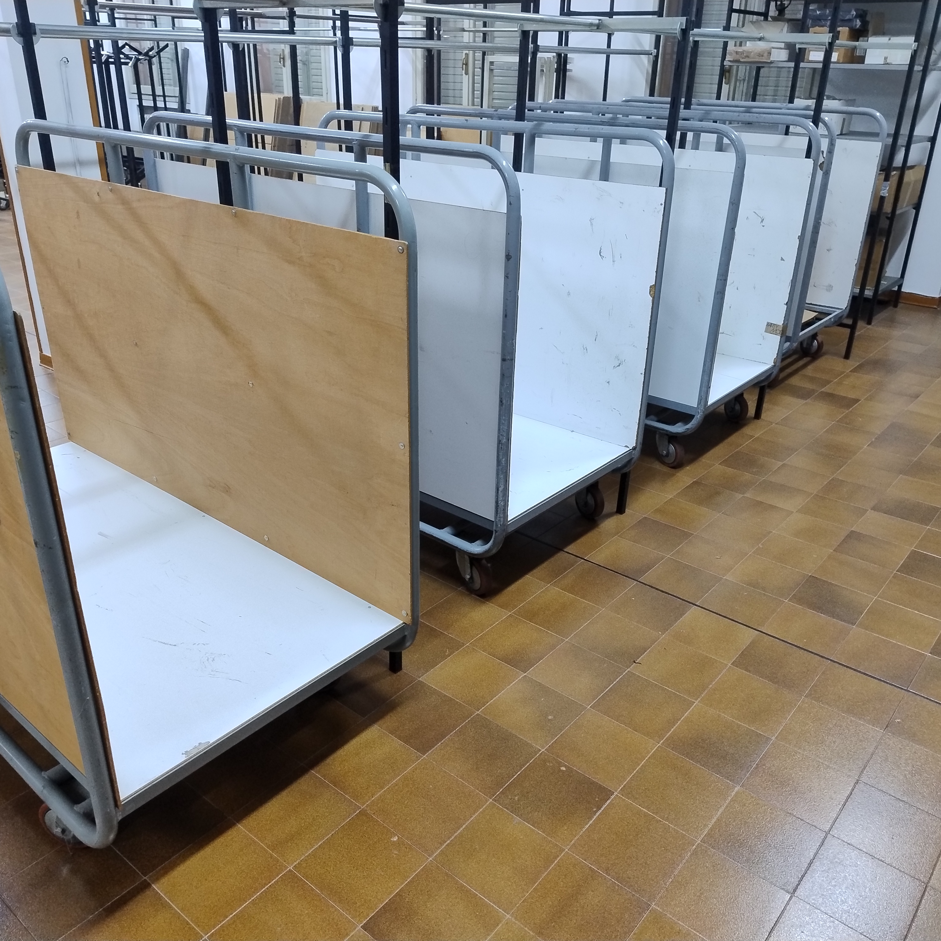 Lotto 4 carrelli in metallo con ruote movimentazione in vendita - foto 1