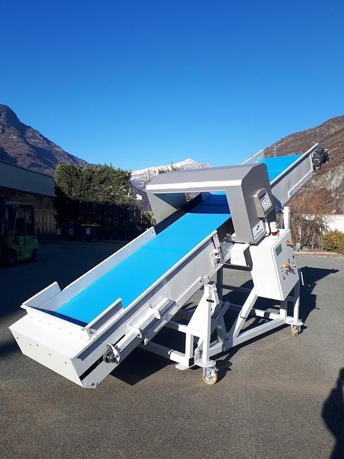 Conveyor with metal detector in vendita - foto 2