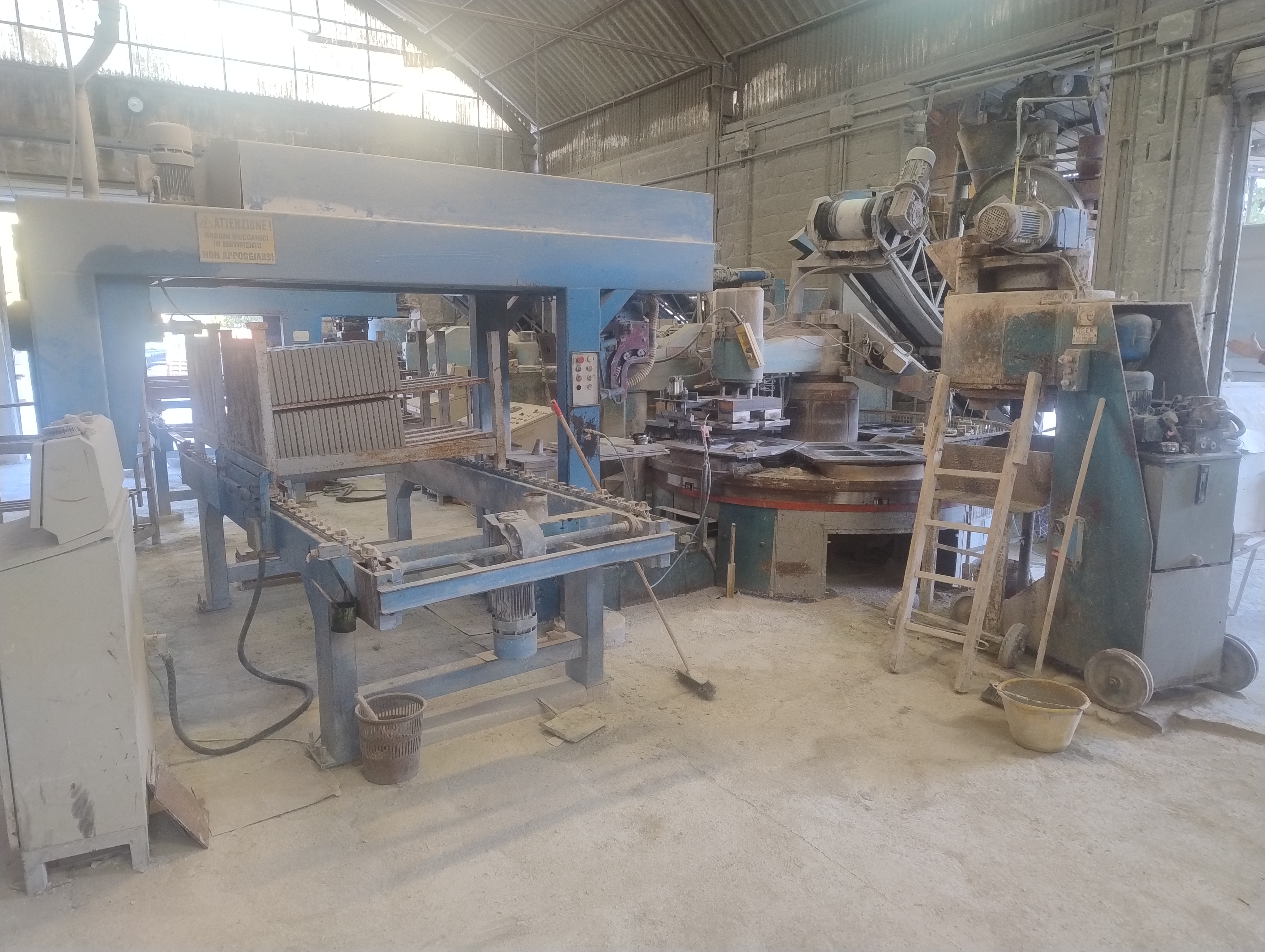 IMPIANTO PRODUZIONE MATTONI IN CEMENTO  in vendita - foto 1