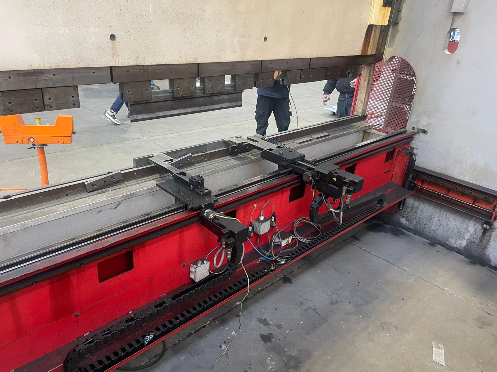Piegatrice usata BEYELER PR7 320-4000 cnc 7 assi in vendita - foto 3