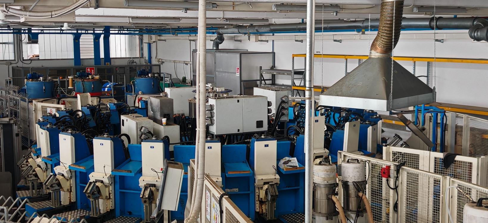 No. 2 WINTECH C1/C2 MACHINES FOR TPU/PU INJECTION in vendita - foto 2