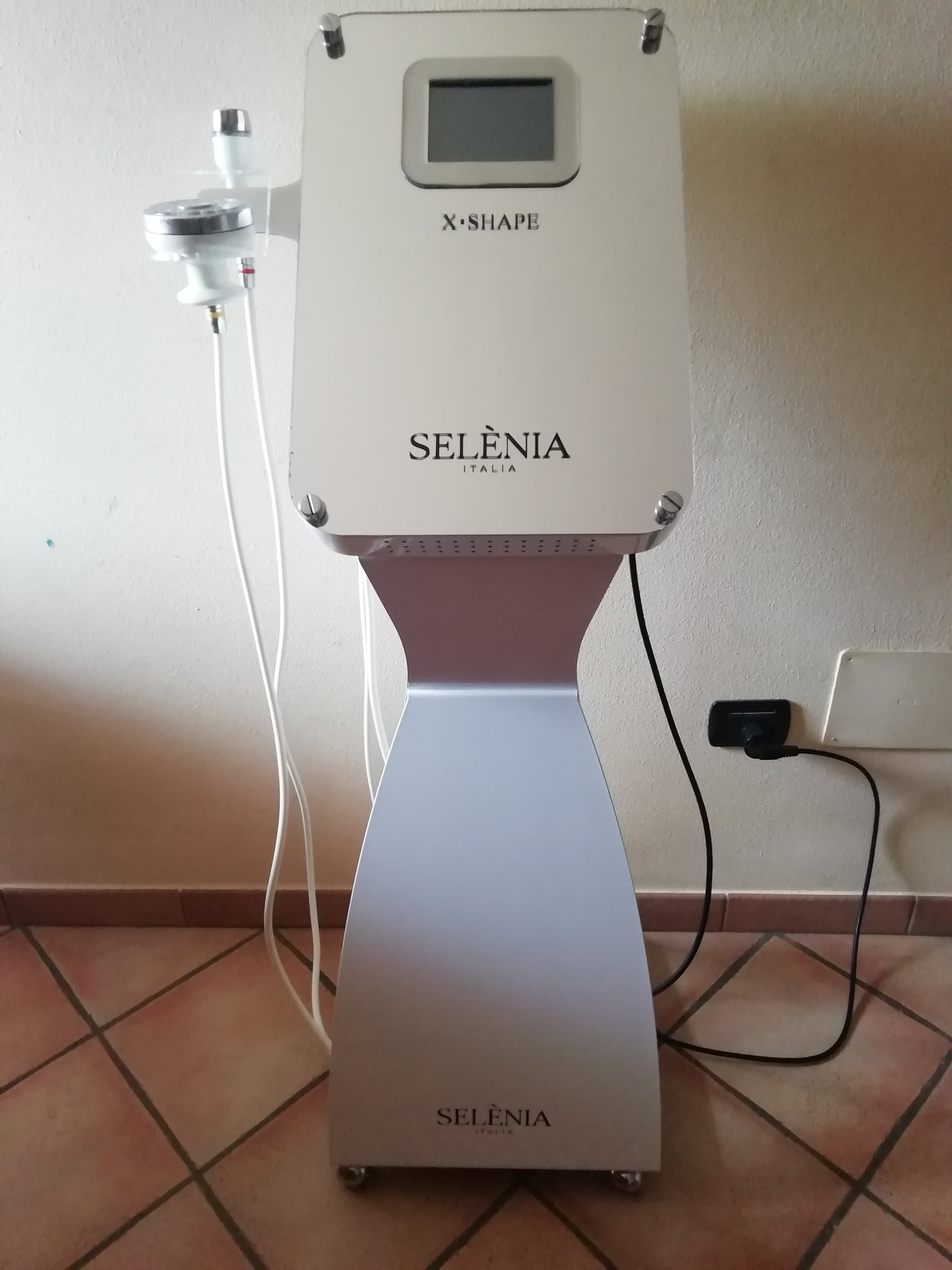 Apparecchiatura per trattamenti estetici viso e corpo in vendita - foto 1