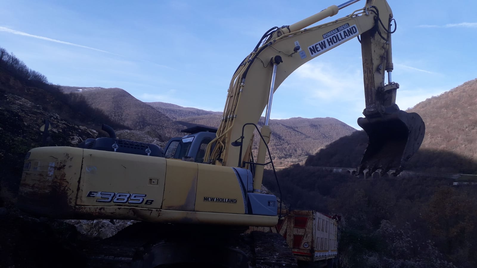 ESCAVATORE NEW HOLLAND E385 B in vendita - foto 12