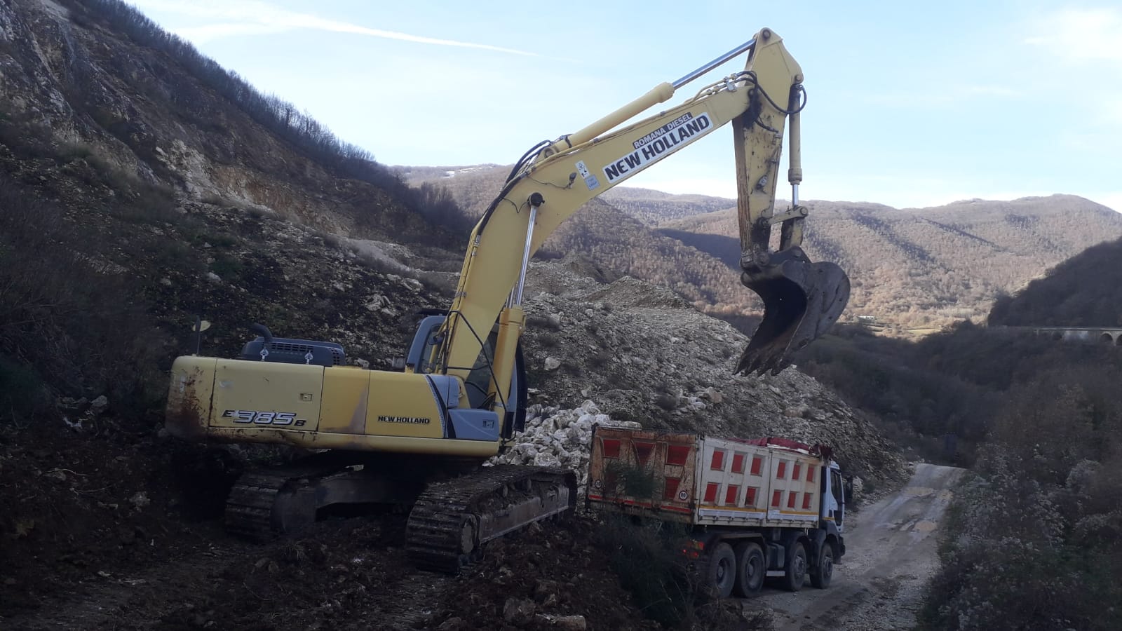 ESCAVATORE NEW HOLLAND E385 B in vendita - foto 9