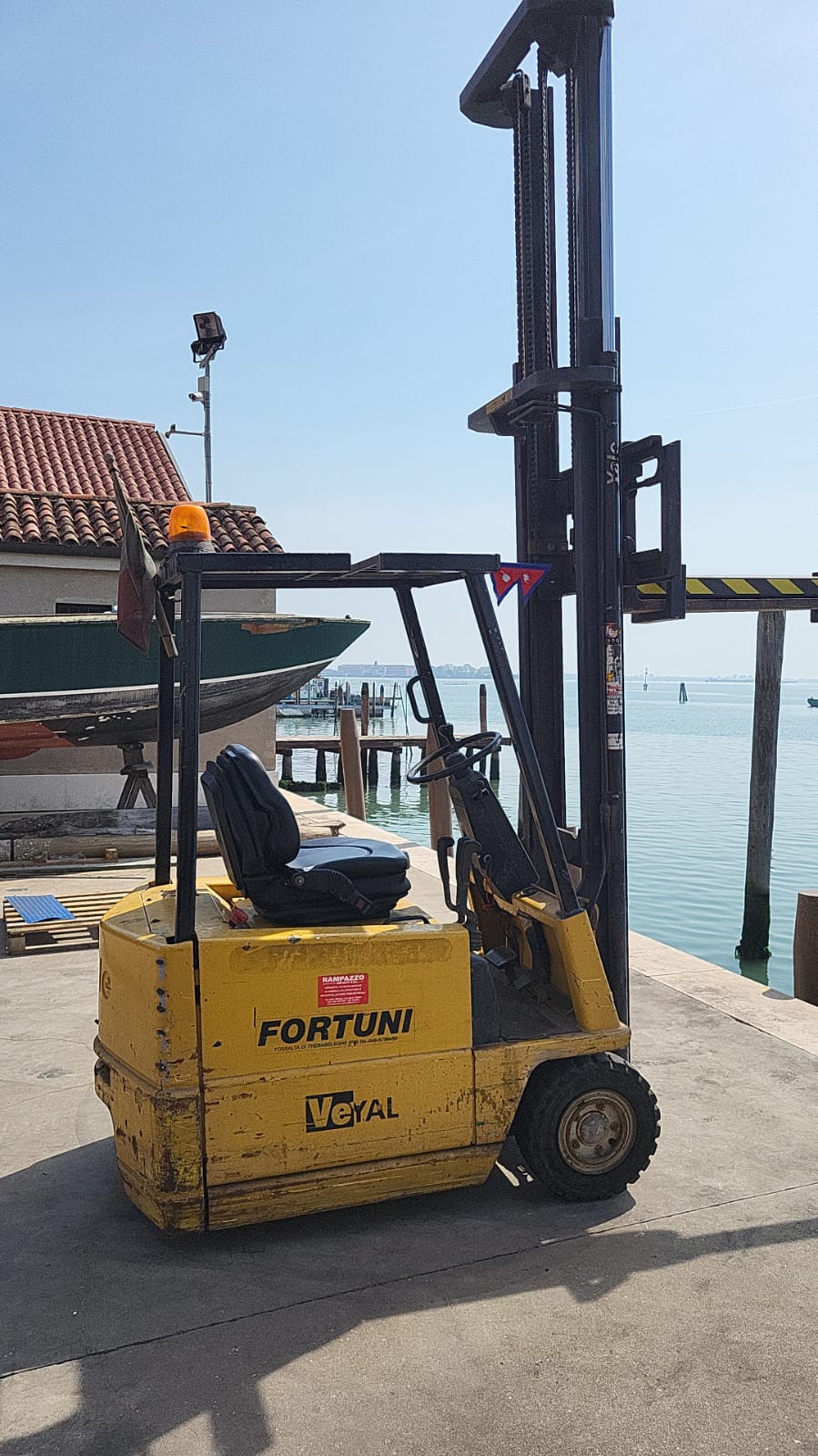 CARRELLO ELEVATORE ELETTRICO YALE 15 QL. USATO in vendita - foto 2