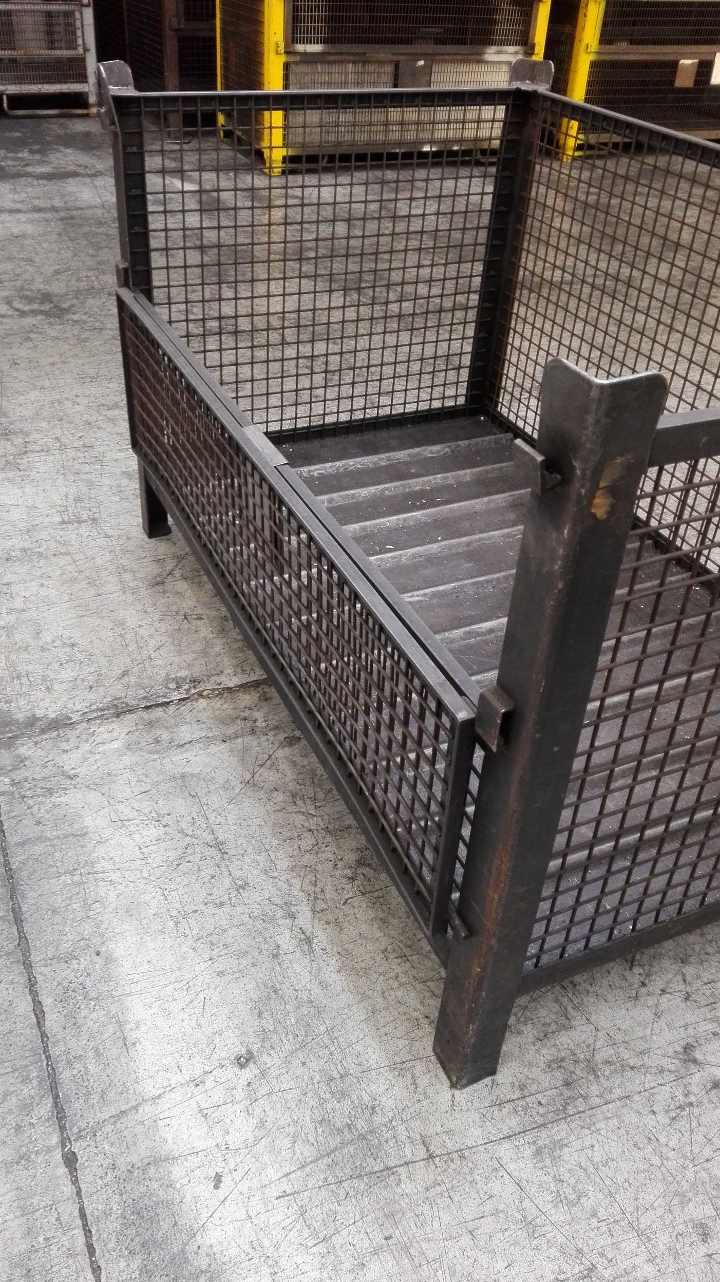 VENDO contenitori in rete con porta, pianale lamiera  in vendita - foto 2