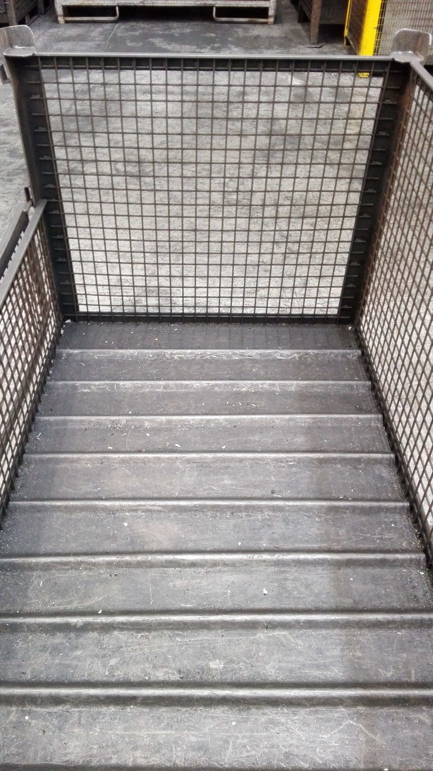 VENDO contenitori in rete con porta, pianale lamiera  in vendita - foto 3