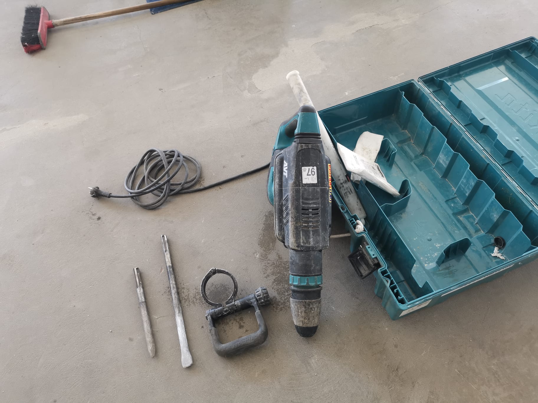 Demolitore elettrico Makita usato HM1203C in vendita - foto 3