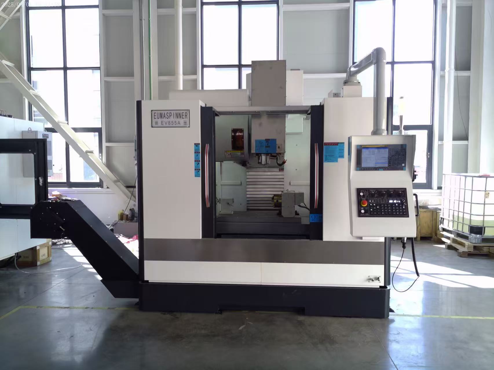 Centro di Lavoro CNC Verticale a 3 assi EUMASEIKI in vendita - foto 1