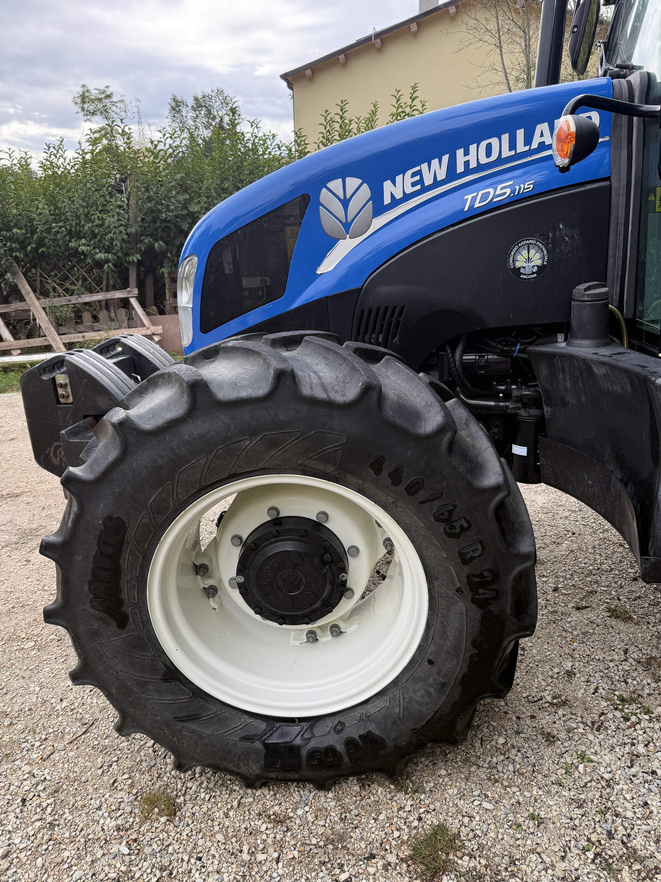 New Holland TD5 115 – 650 ore – con attrezzature in vendita - foto 3