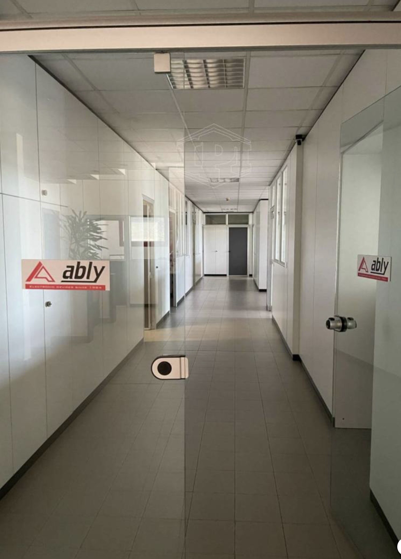 Ampio capannone 1452 mq, distribuiti su due piani in vendita - foto 2