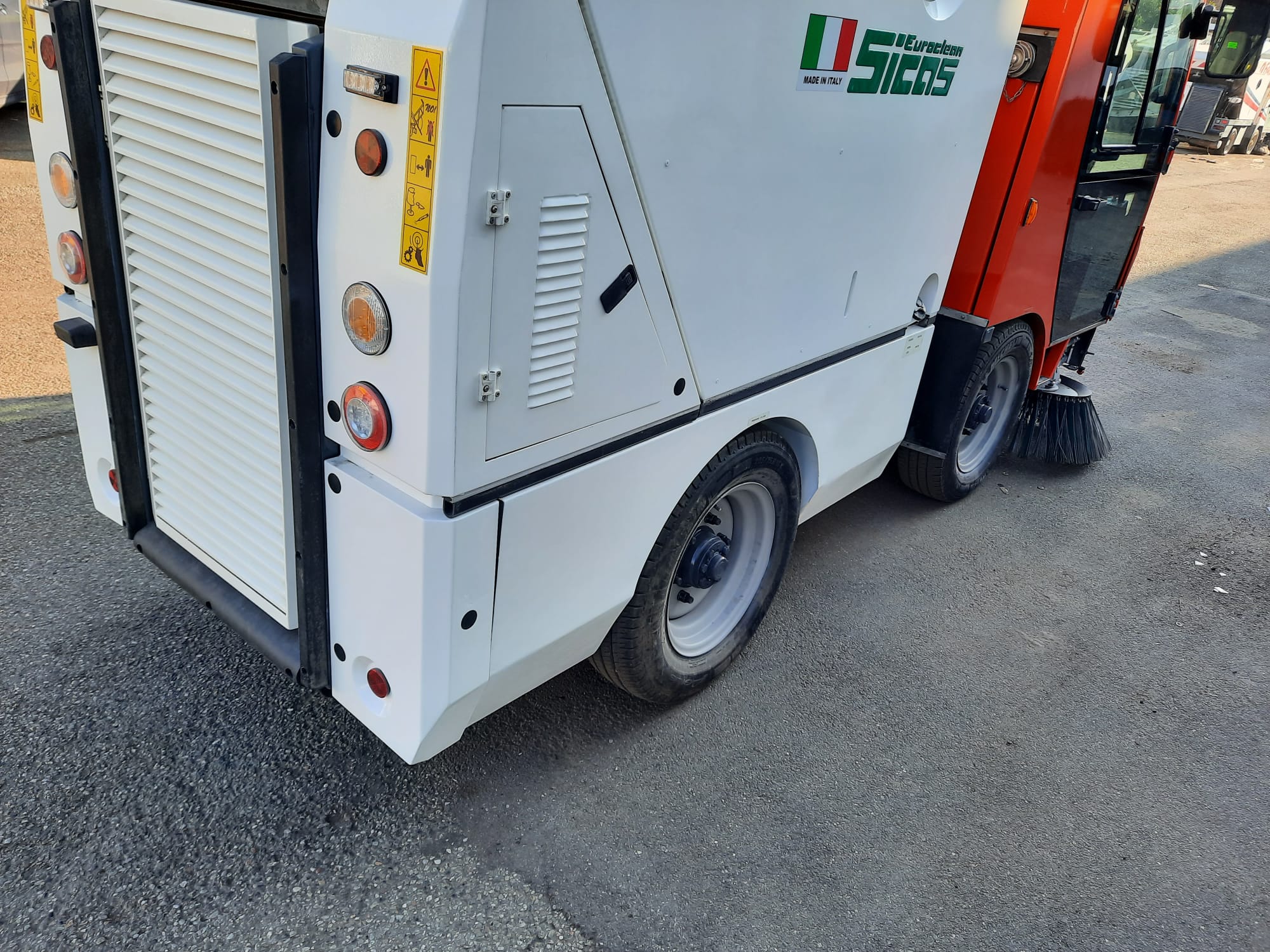 Spazzatrice aspirante snodata piccola in vendita - foto 4