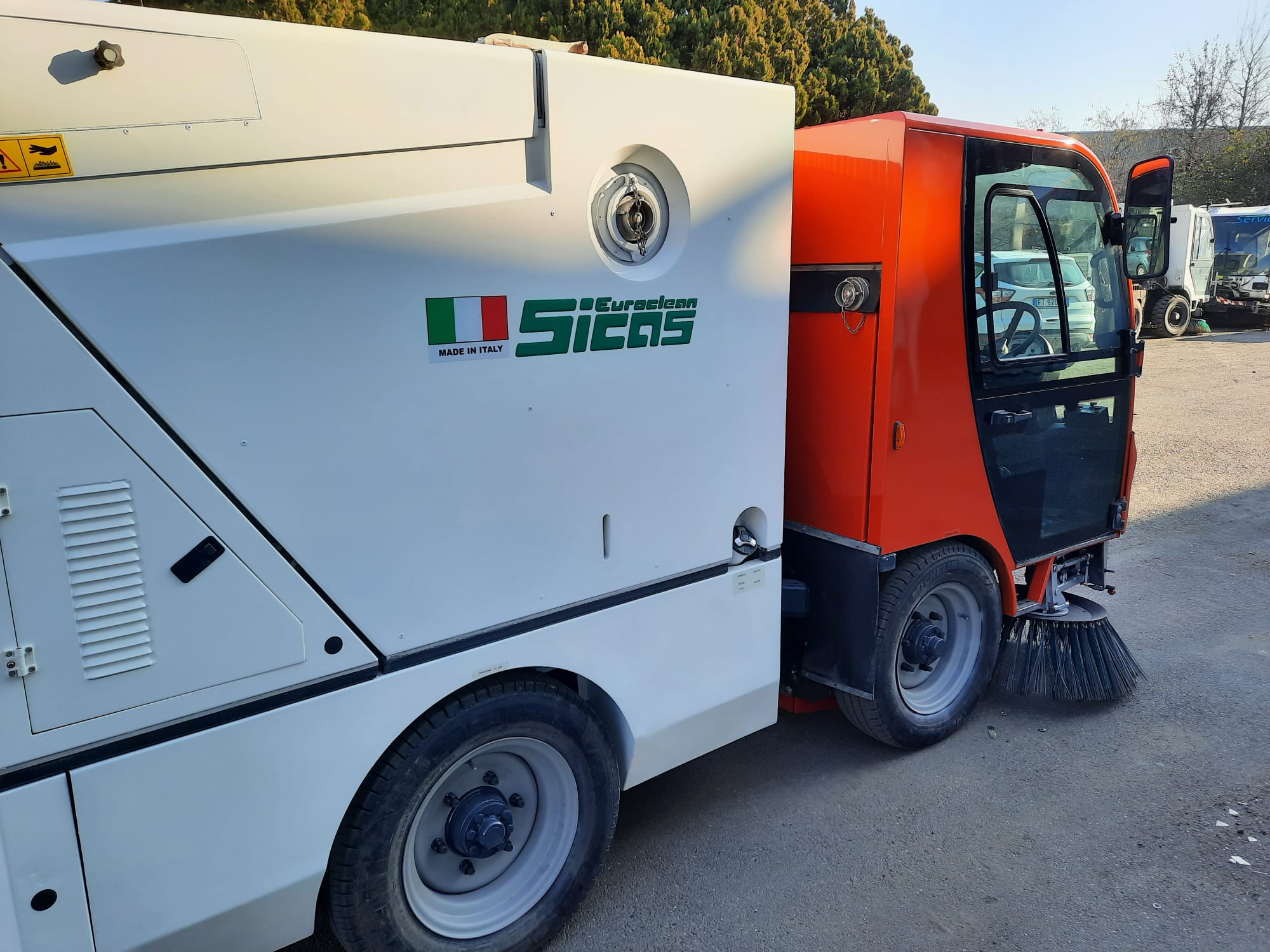Spazzatrice aspirante snodata piccola in vendita - foto 3