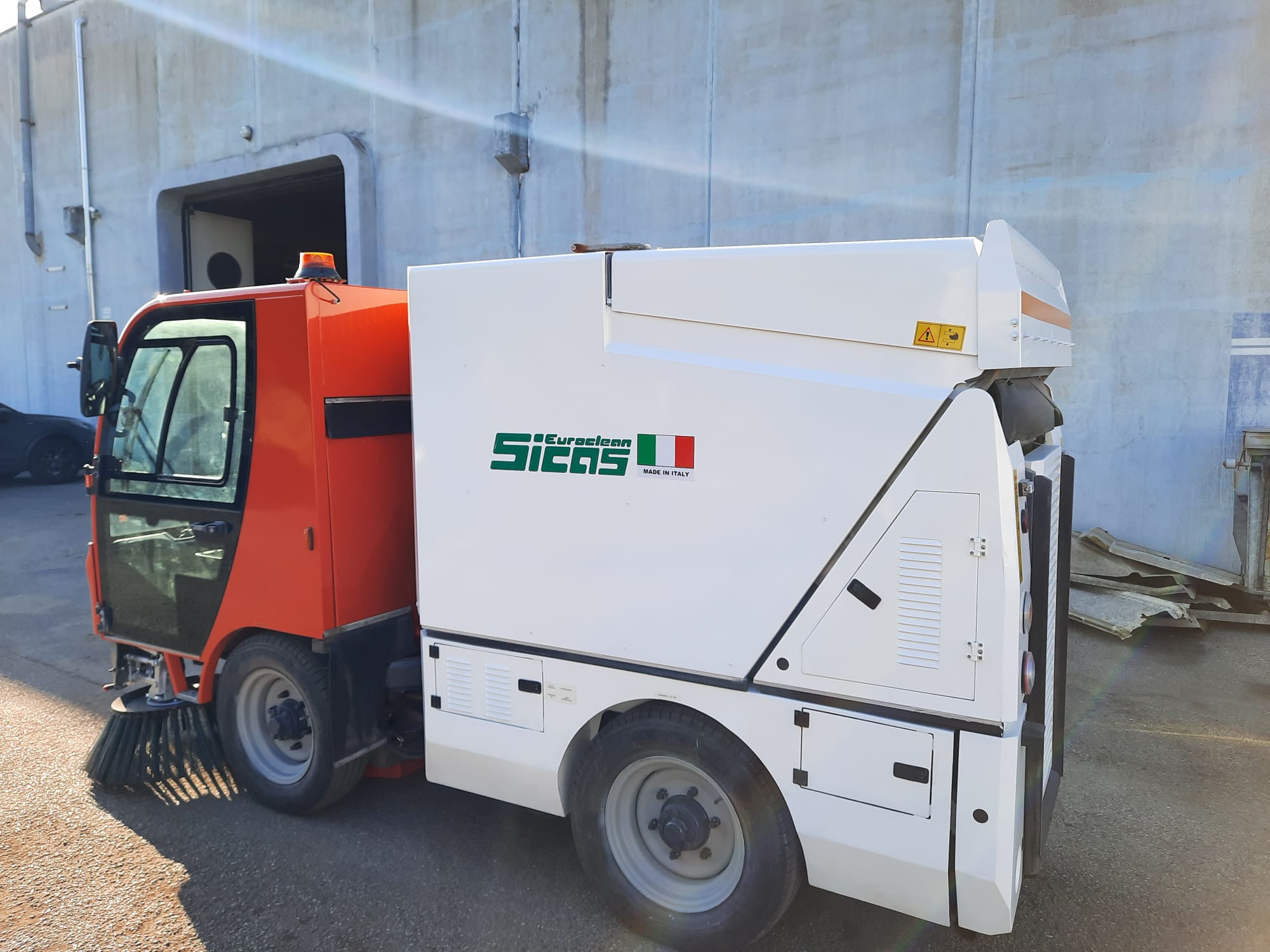 Spazzatrice aspirante snodata piccola in vendita - foto 2