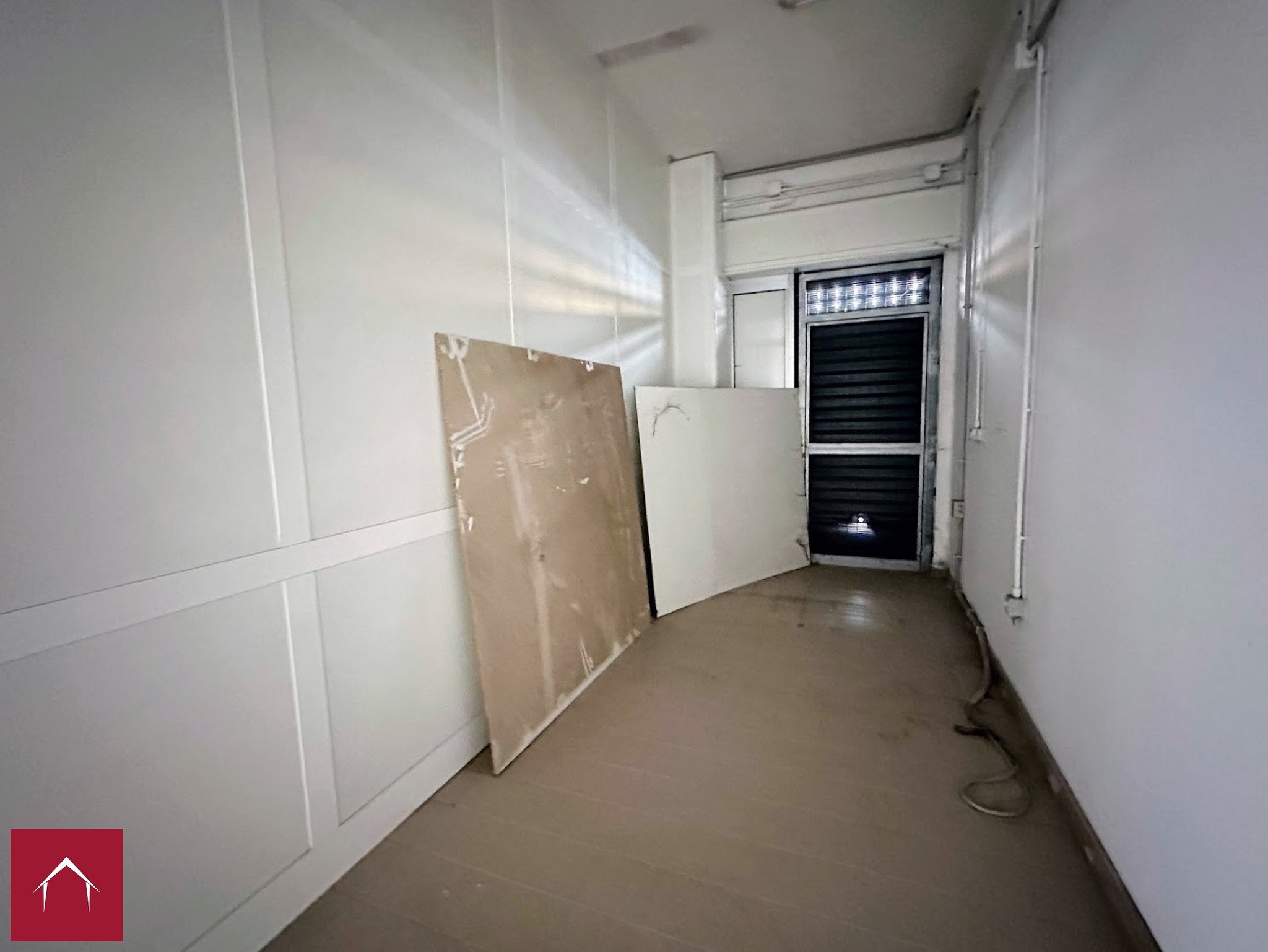 Deposito C/2 ristrutturato 211 mq con accesso carrabile in vendita - foto 10