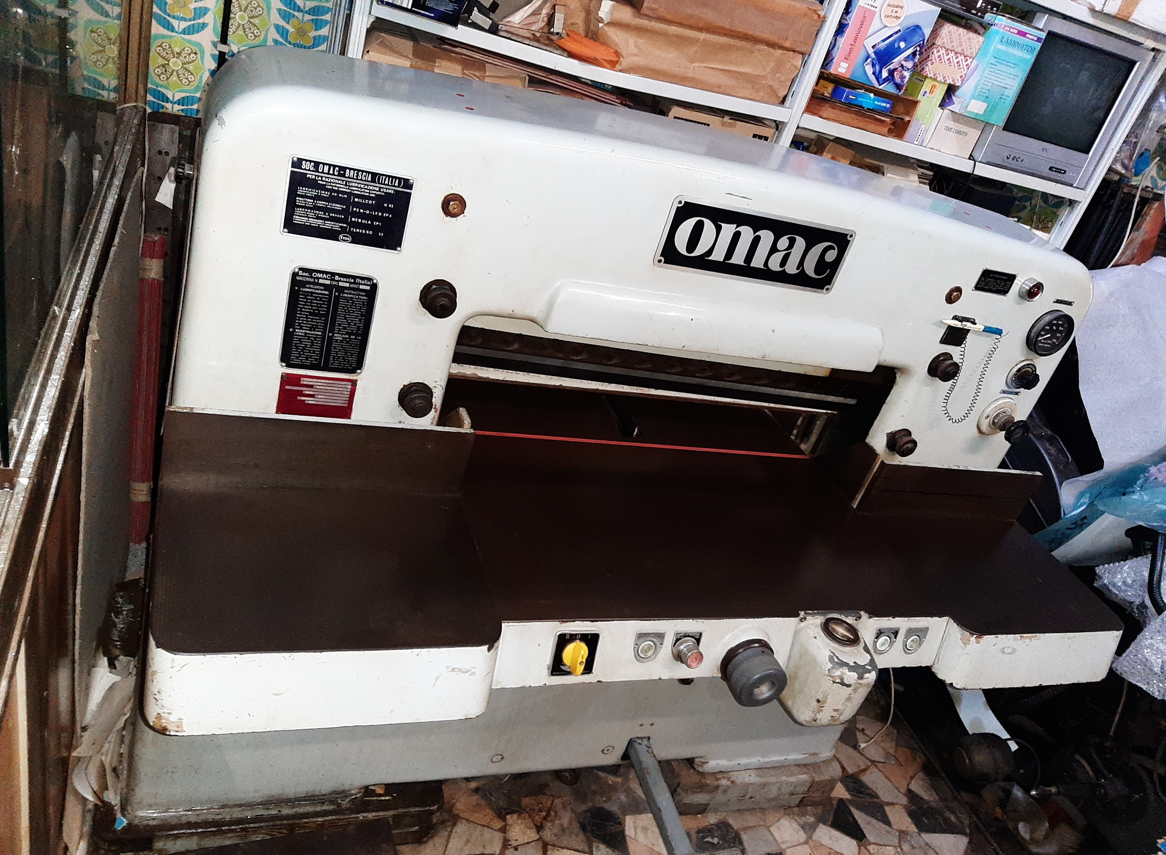 Tagliacarte da tipografia OMAC 76 – Taglierina luce 76 in vendita - foto 3