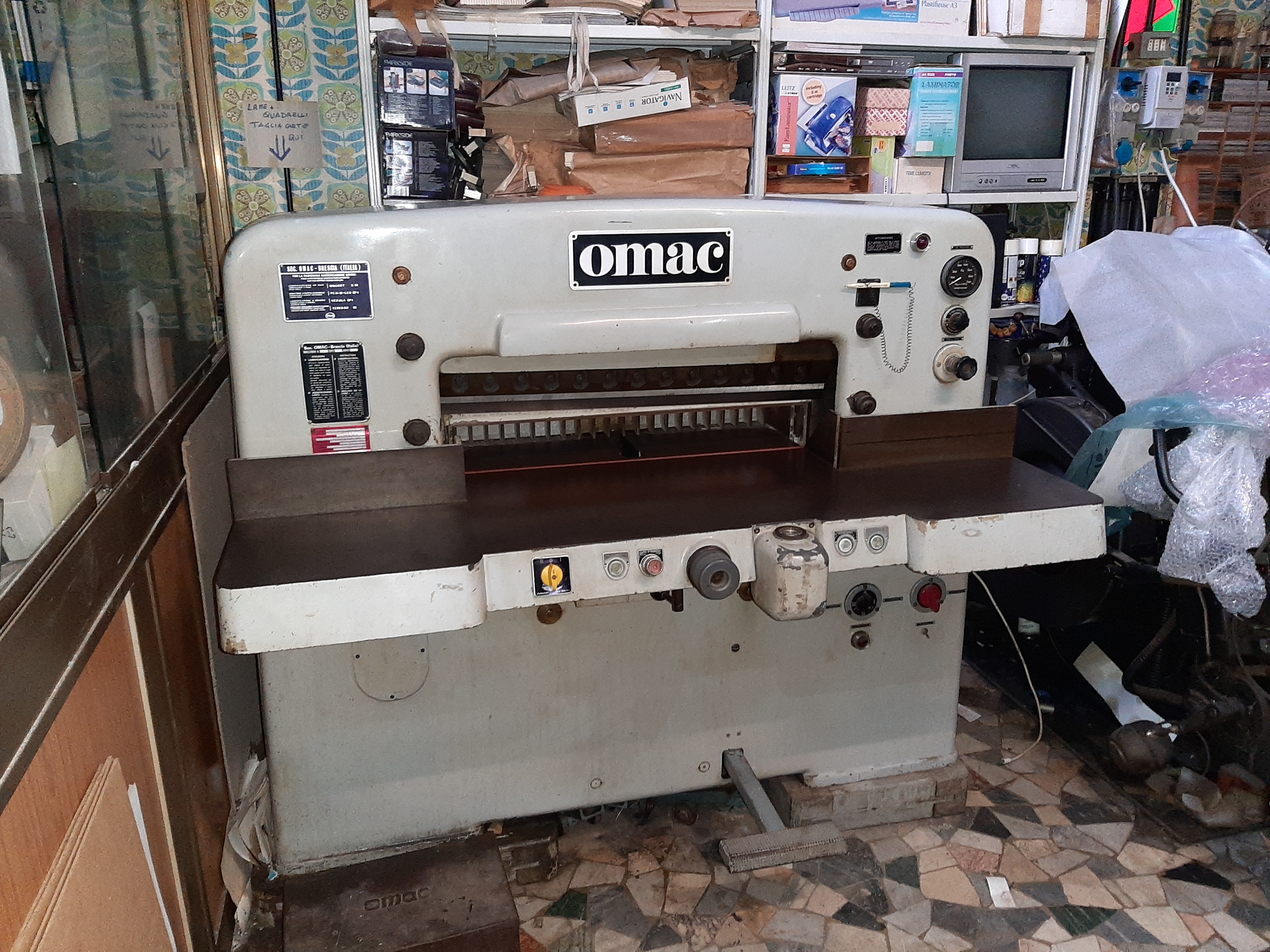 Tagliacarte da tipografia OMAC 76 – Taglierina luce 76 in vendita - foto 2