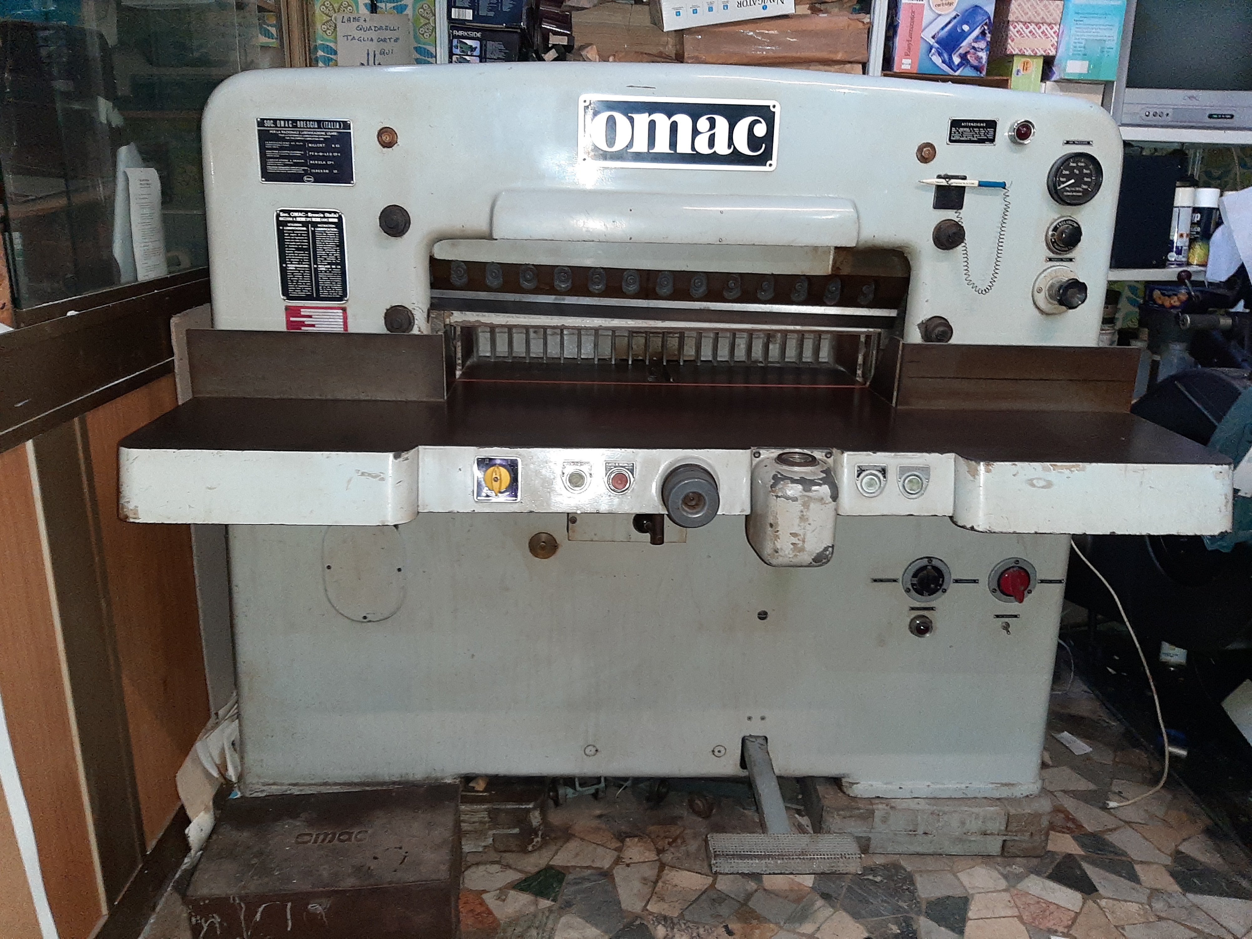 Tagliacarte da tipografia OMAC 76 – Taglierina luce 76 in vendita - foto 1