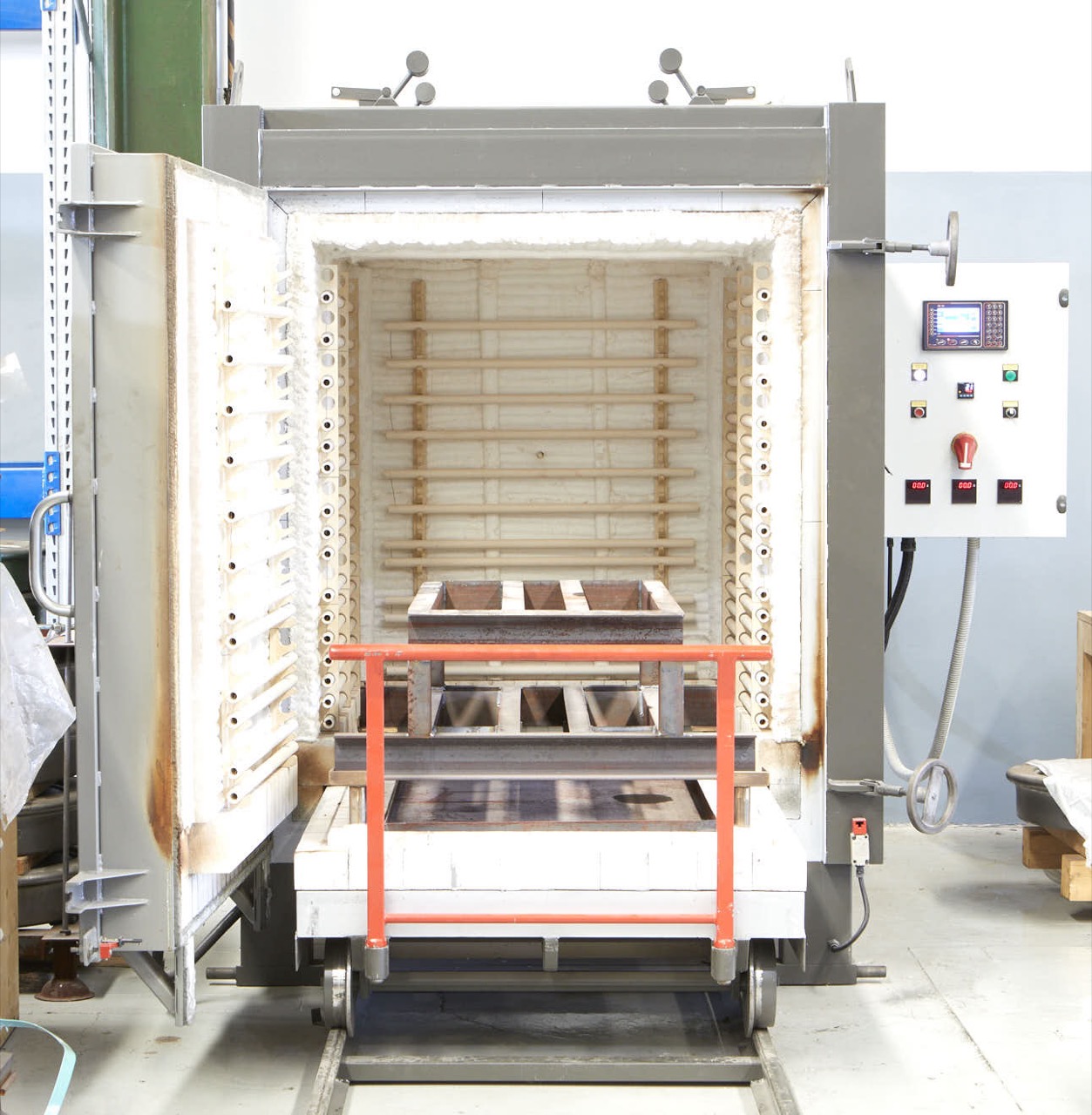 Forno elettrico a carro per trattamenti termici in vendita - foto 1
