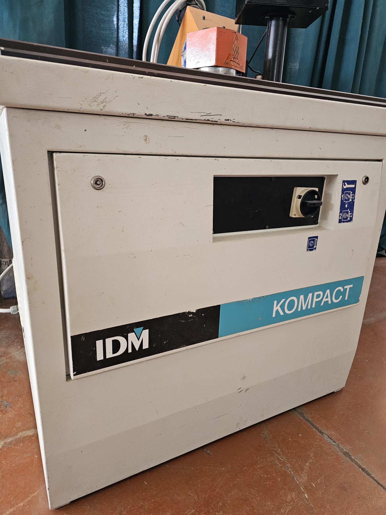Bordatrice manuale IDM KOMPACT a norme CE in vendita - foto 3