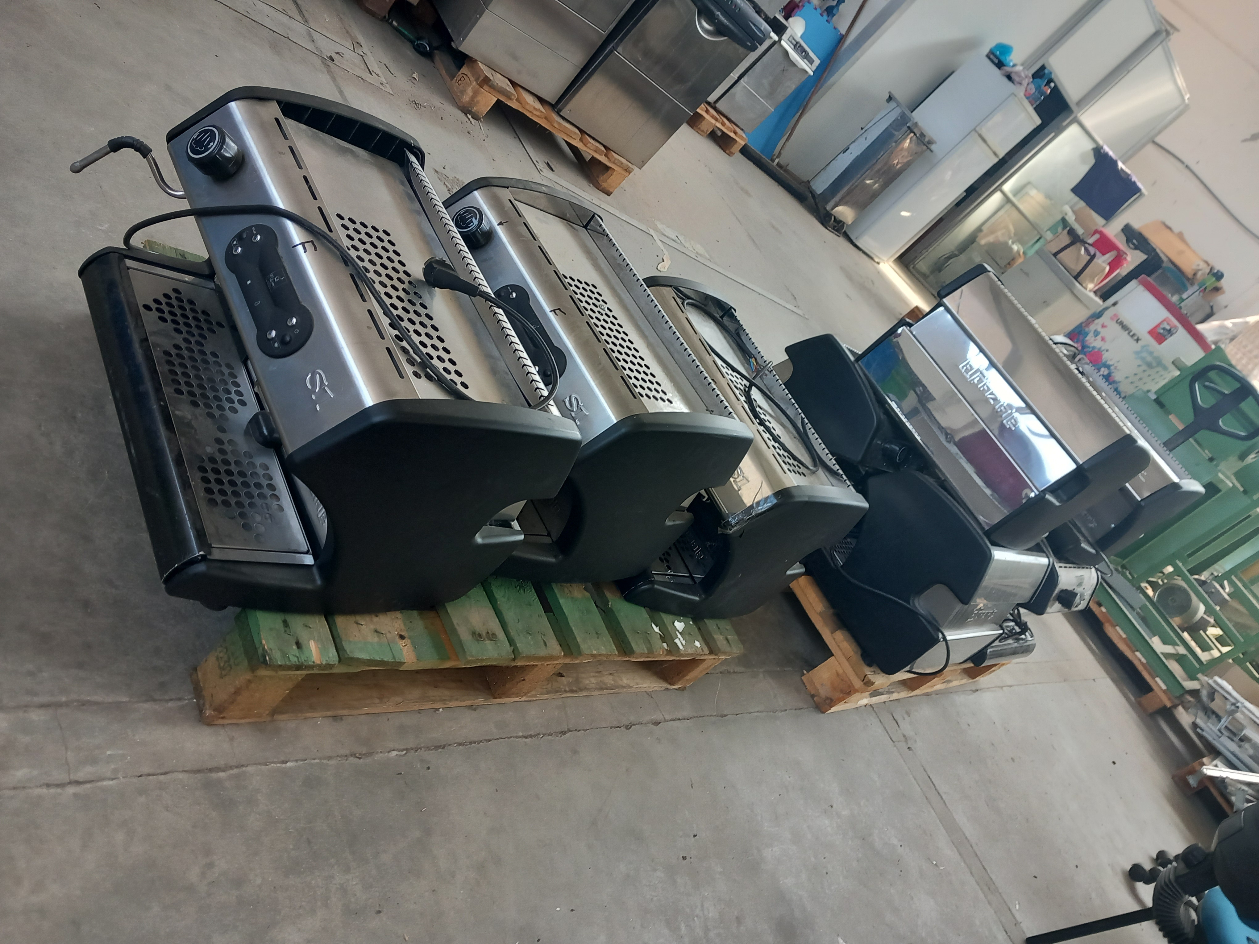 Stock Macchine caffè due gruppi in vendita - foto 1