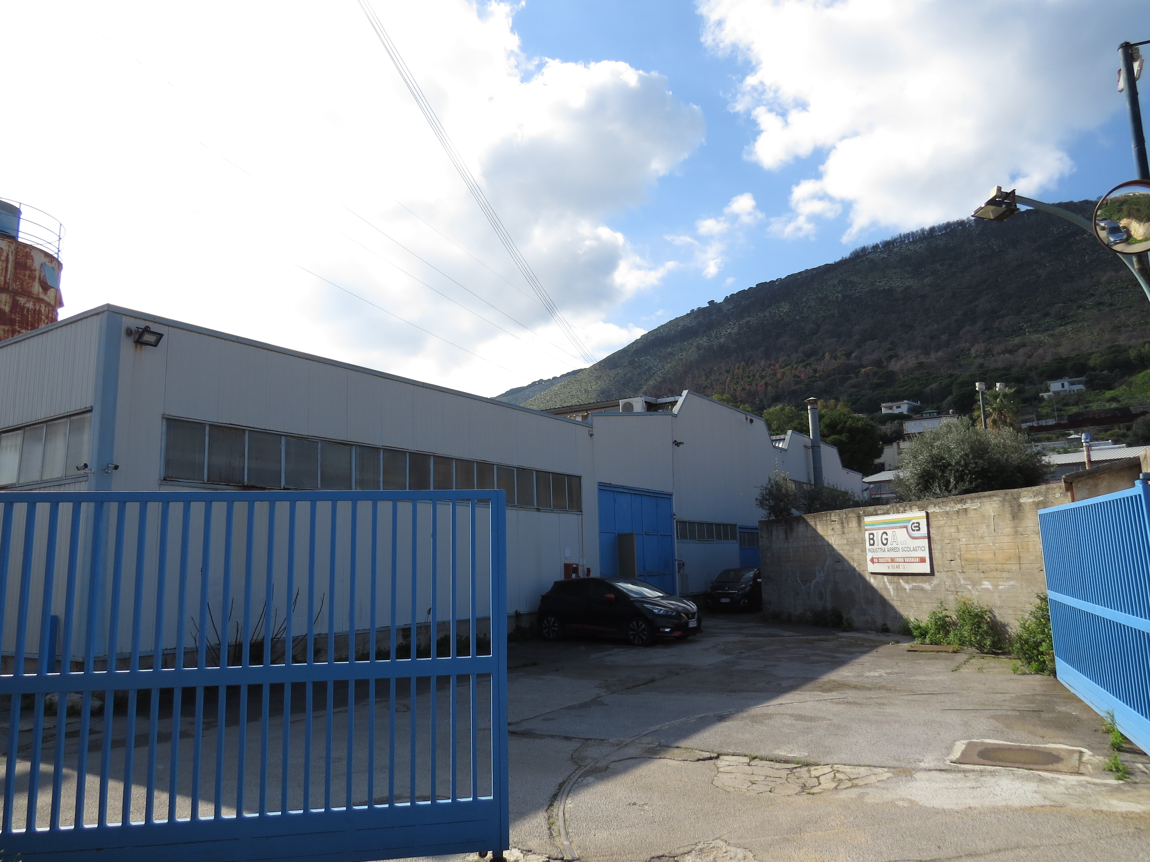 Industria di produzione arredi scolastici funzionante in vendita - foto 1