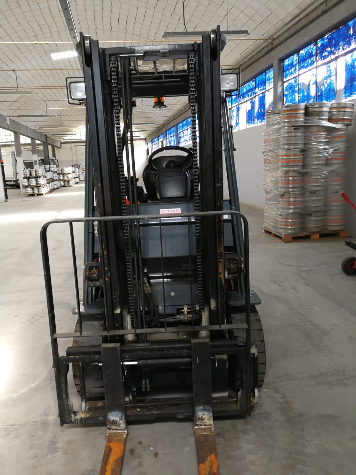 VENDESI CARRELLO ELEVATORE TOYOTA ELETTRICO  25 Q.LI in vendita - foto 2