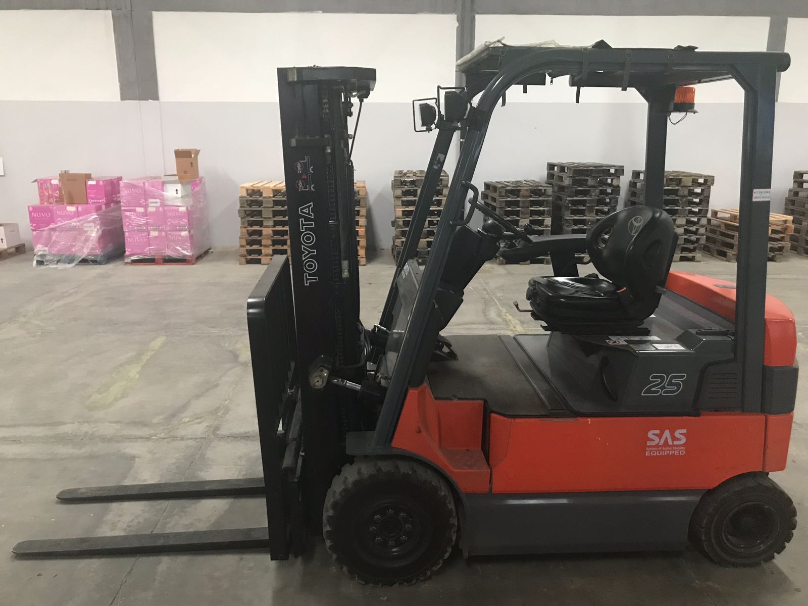 VENDESI CARRELLO ELEVATORE TOYOTA ELETTRICO  25 Q.LI in vendita - foto 1