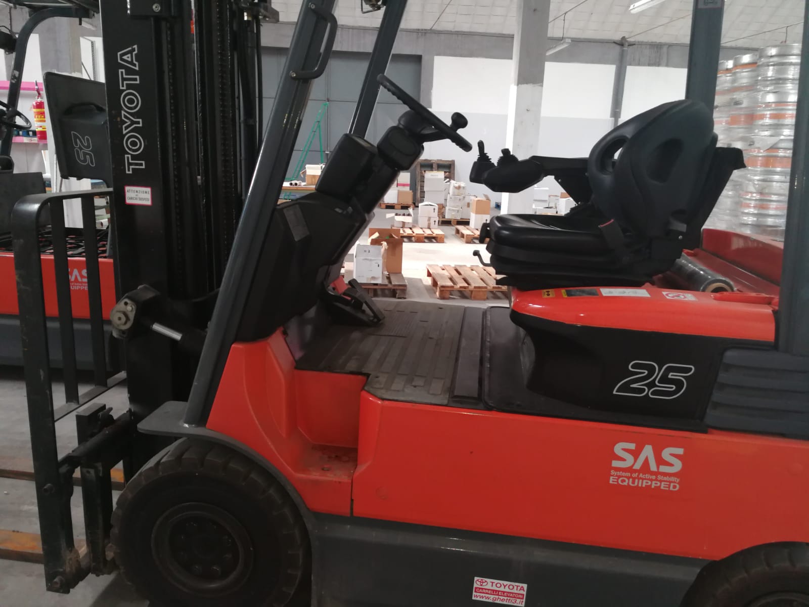 VENDESI CARRELLO ELEVATORE TOYOTA ELETTRICO  25 Q.LI in vendita - foto 7