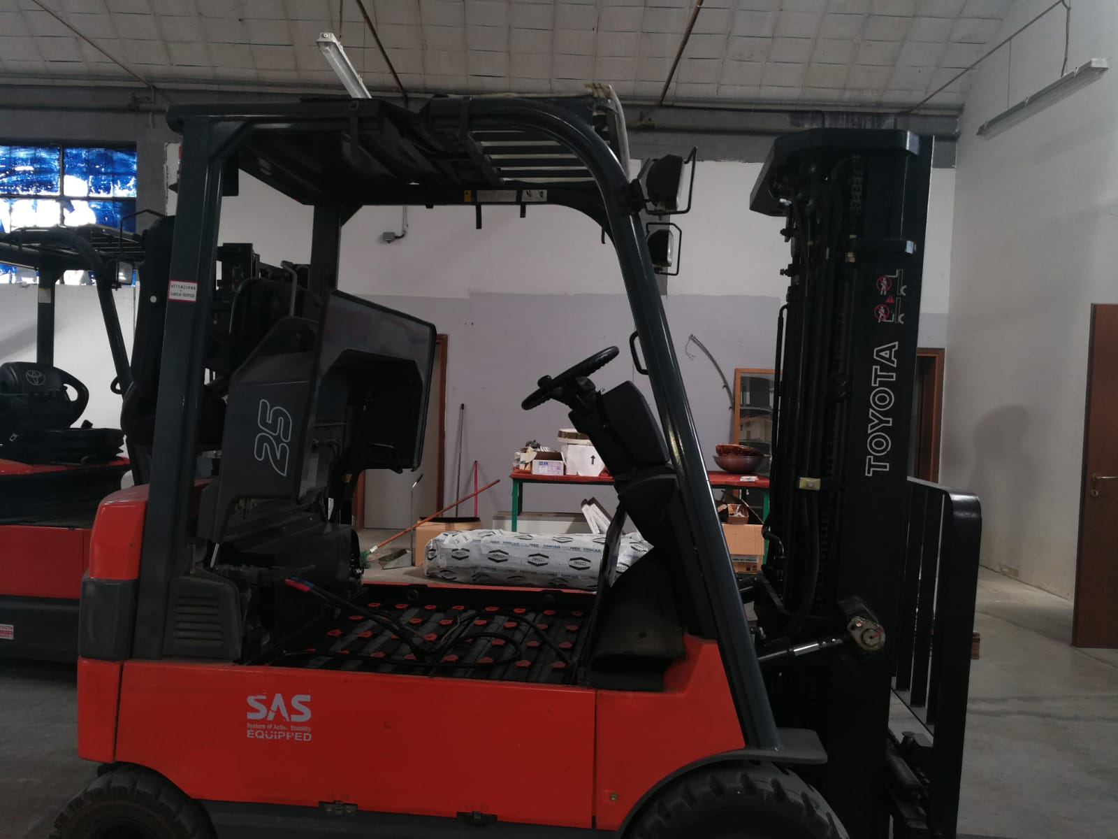 VENDESI CARRELLO ELEVATORE TOYOTA ELETTRICO  25 Q.LI in vendita - foto 11