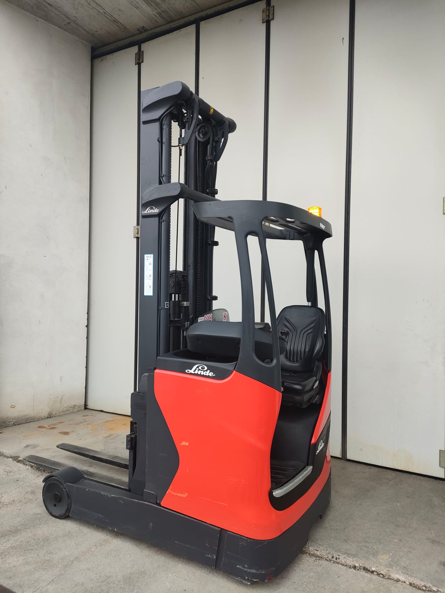 Carrello elevatore retrattile LINDE R 16 B - 01 in vendita - foto 2