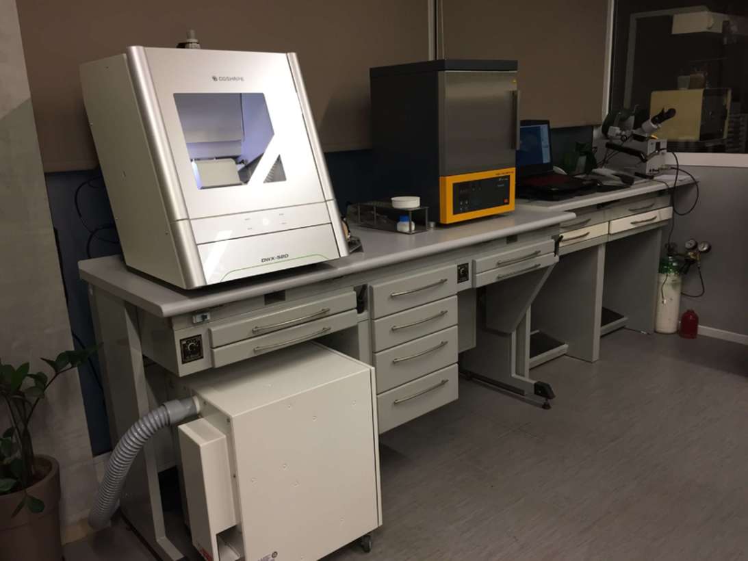 Roland DWX-52D 5-Axis Dental Milling Machine in vendita - foto 1