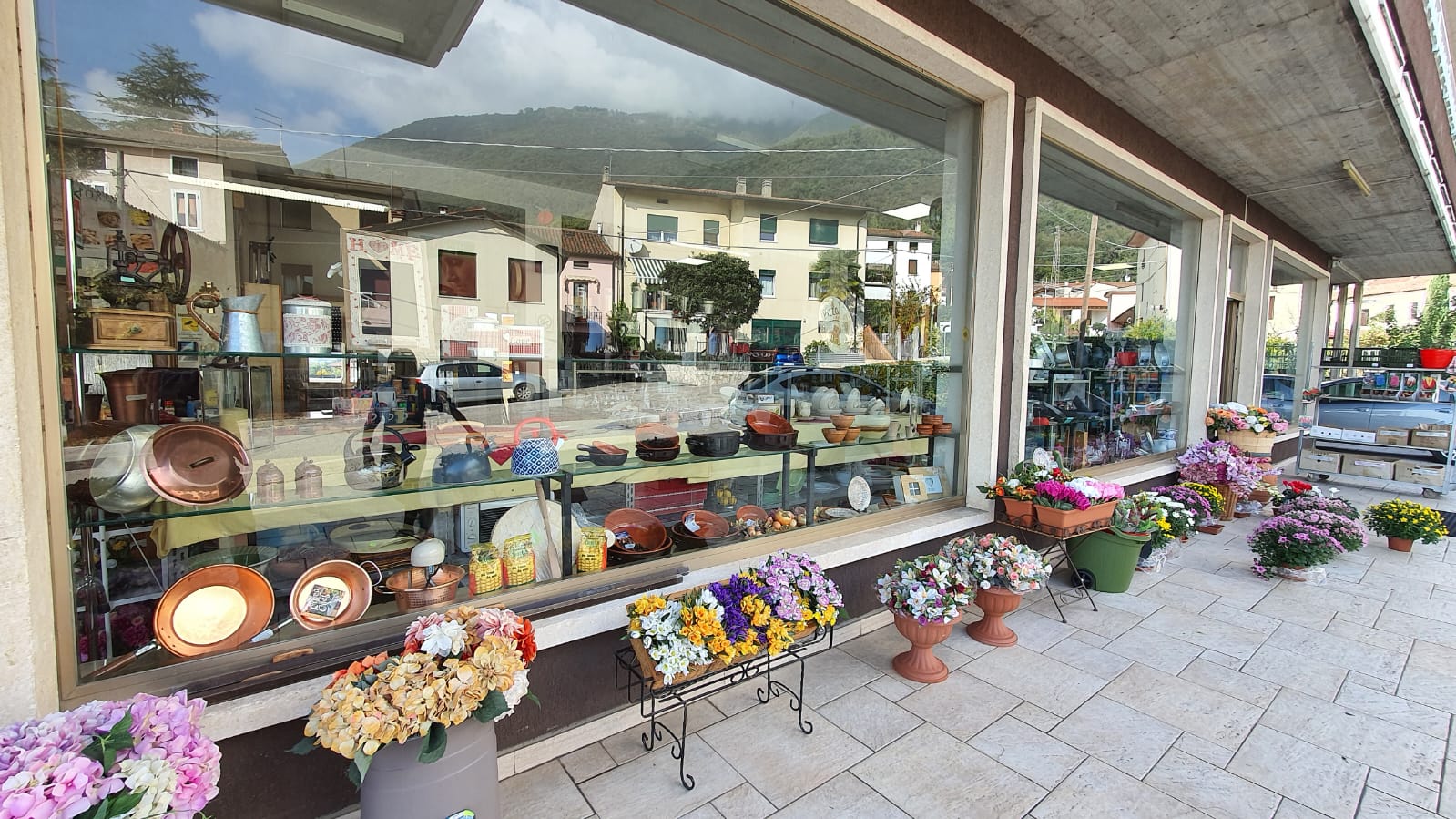 Attività retail con clientela fidelizzata e magazzino in vendita - foto 1