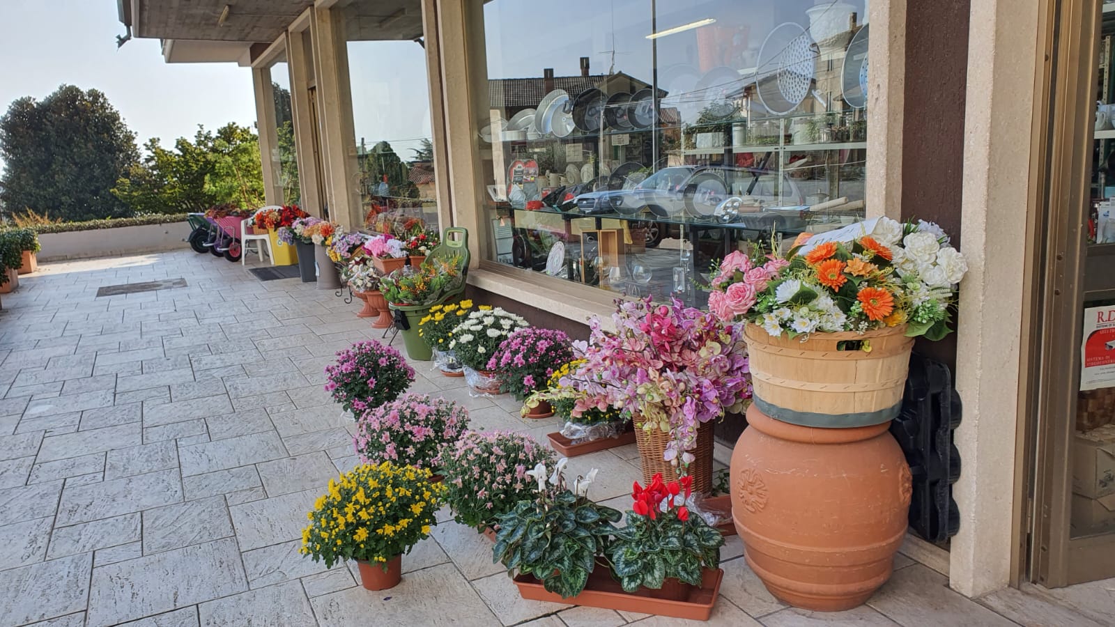 Attività retail con clientela fidelizzata e magazzino in vendita - foto 2