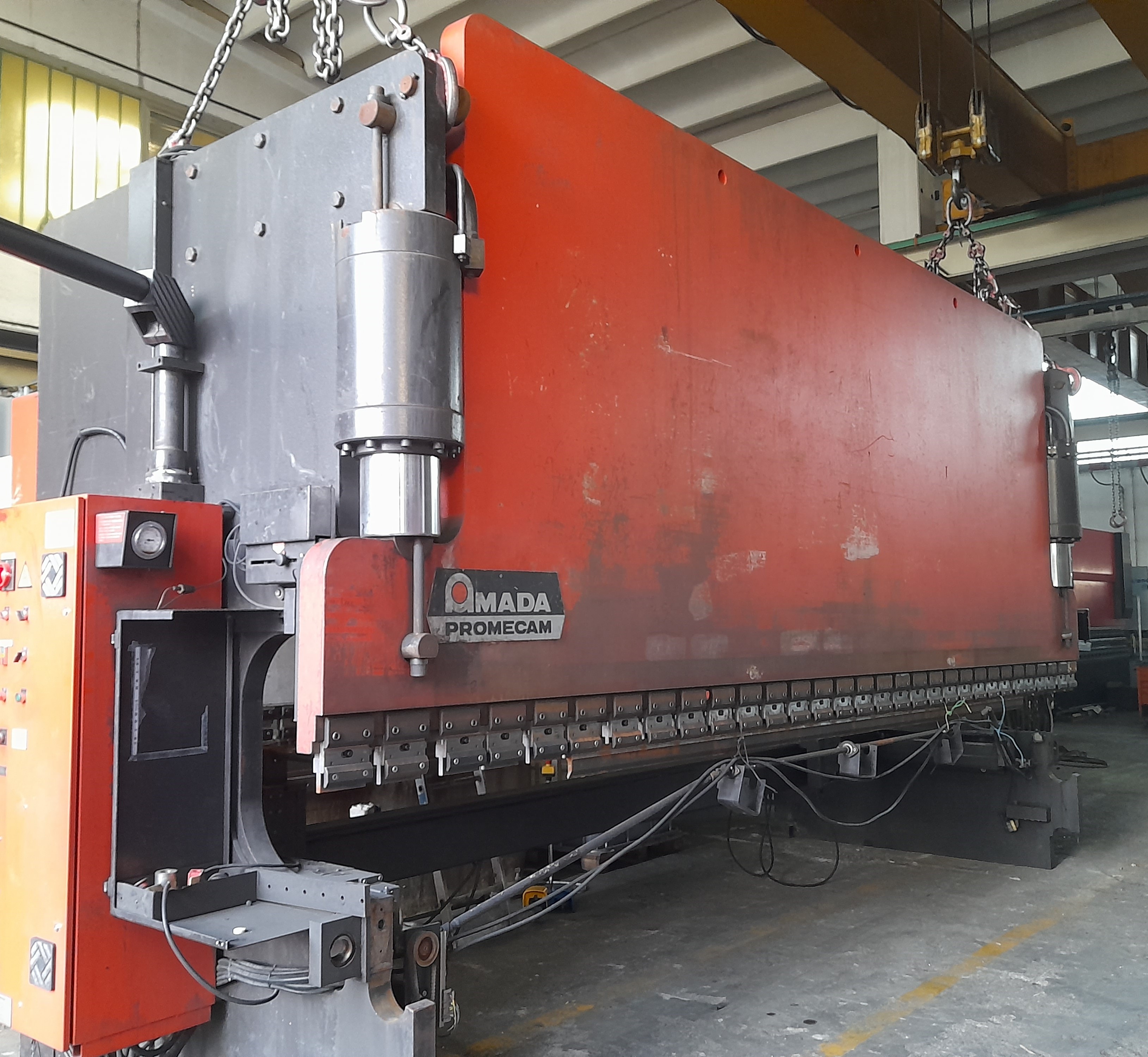 PRESSA PIEGATRICE AMADA 6000X250 TON STPC in vendita - foto 1
