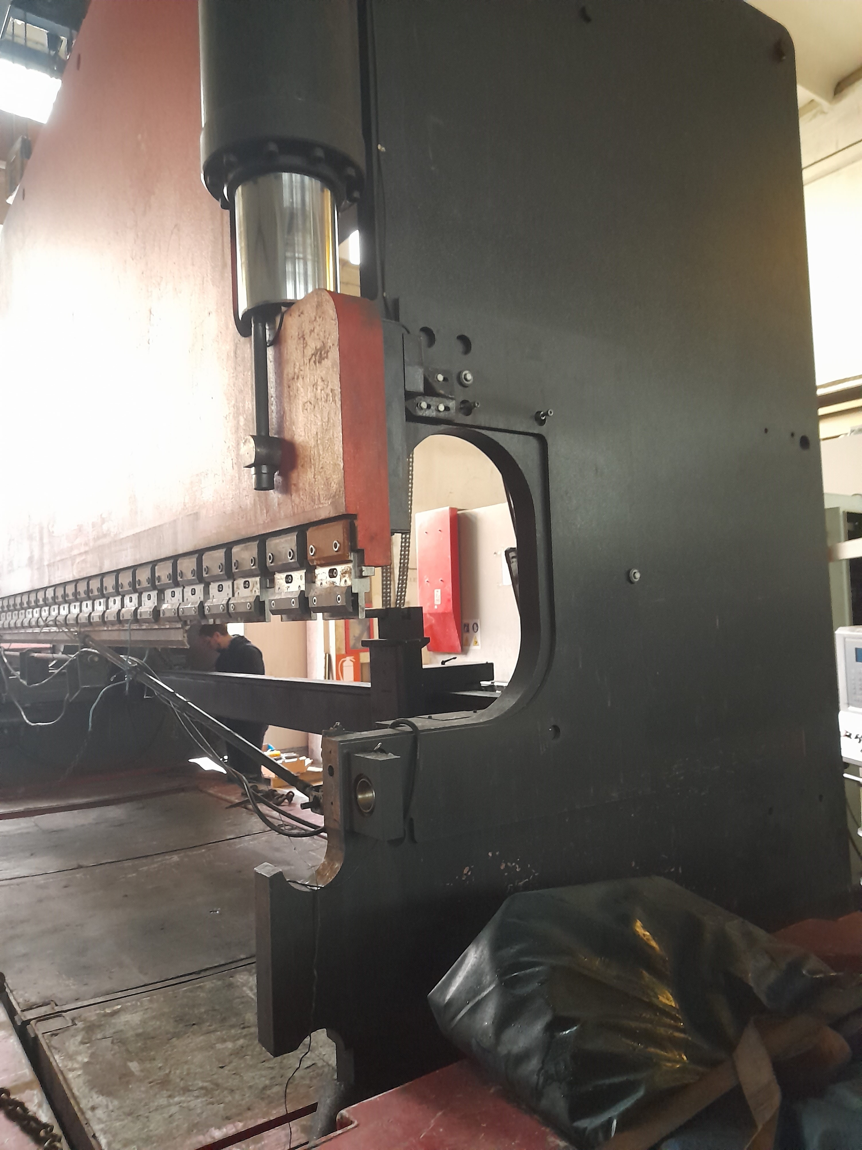 PRESSA PIEGATRICE AMADA 6000X250 TON STPC in vendita - foto 3