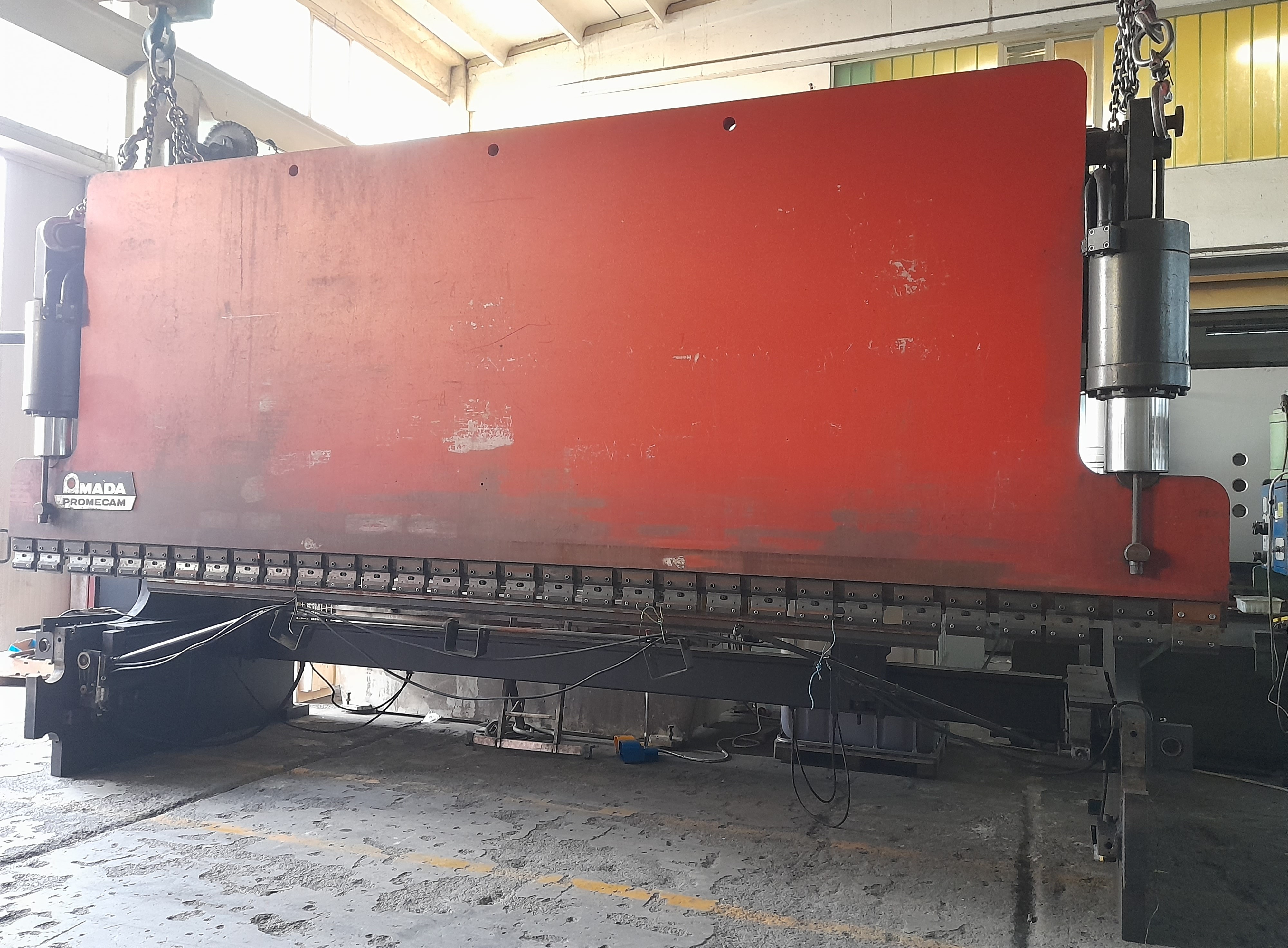 PRESSA PIEGATRICE AMADA 6000X250 TON STPC in vendita - foto 2