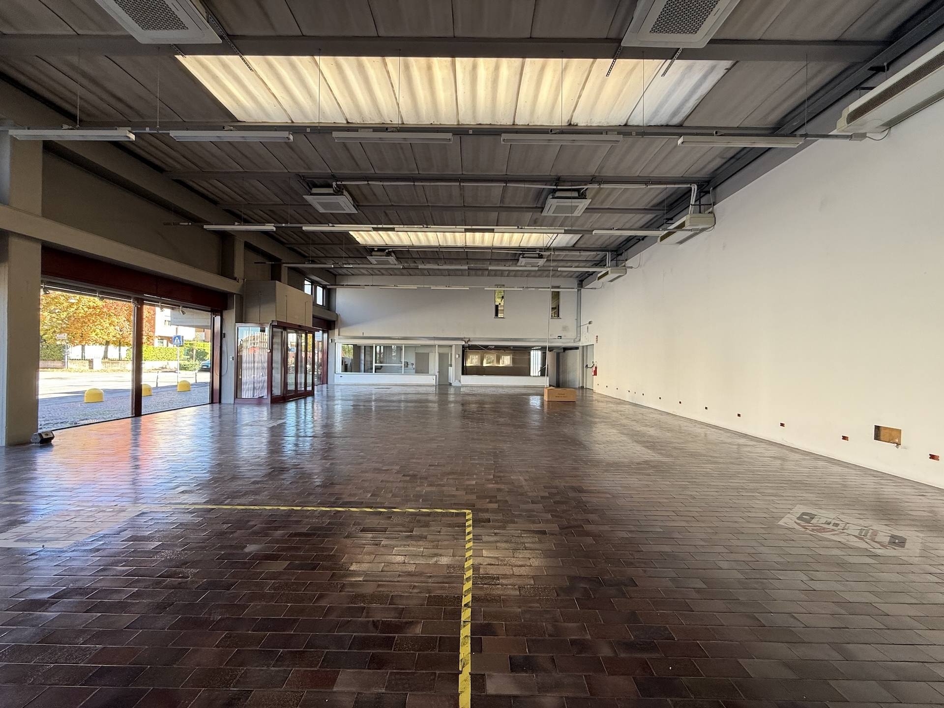 CAPANNONE con uffici e vetrine fronte strada in vendita - foto 3