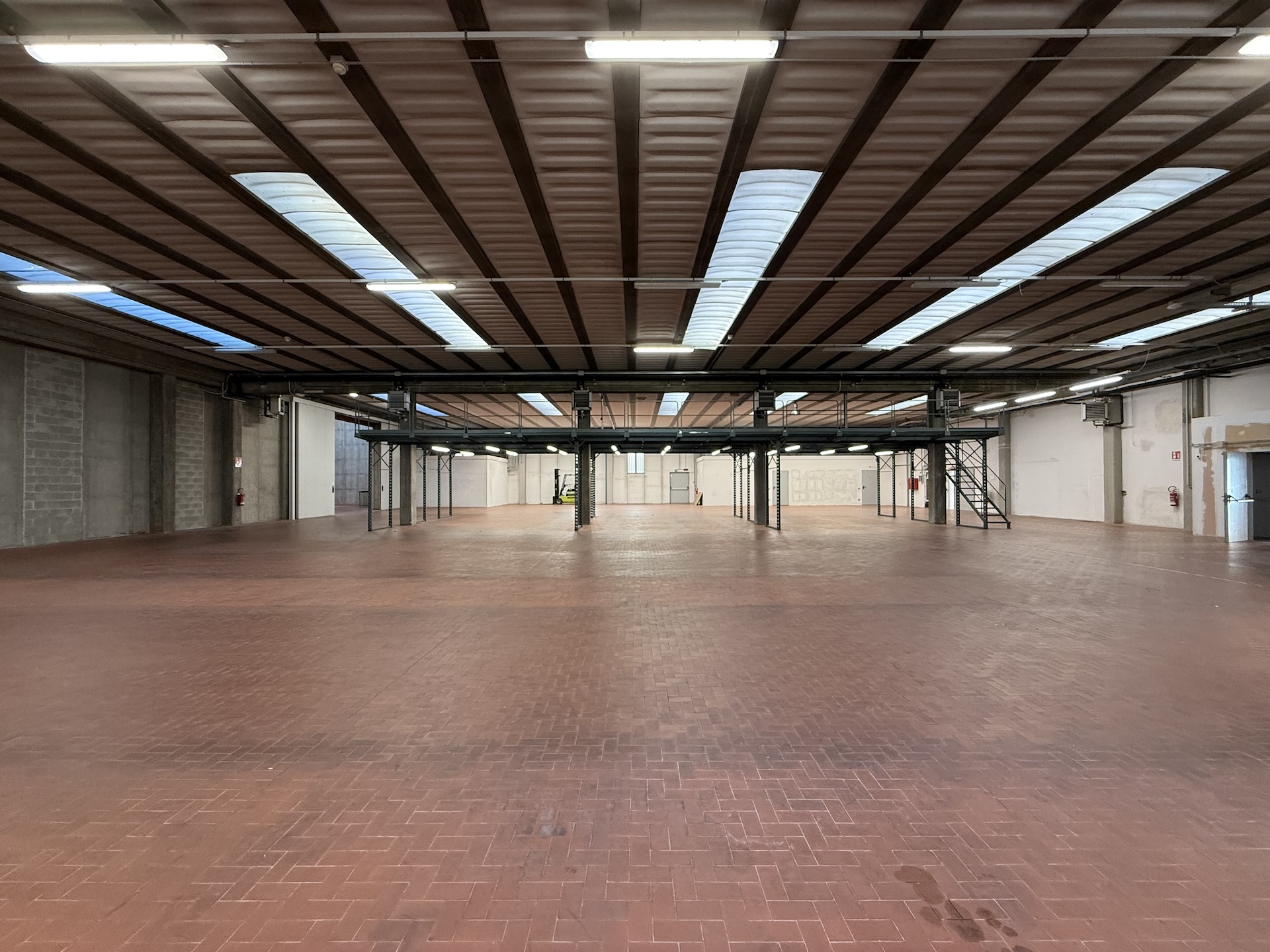 CAPANNONE con uffici e vetrine fronte strada in vendita - foto 4