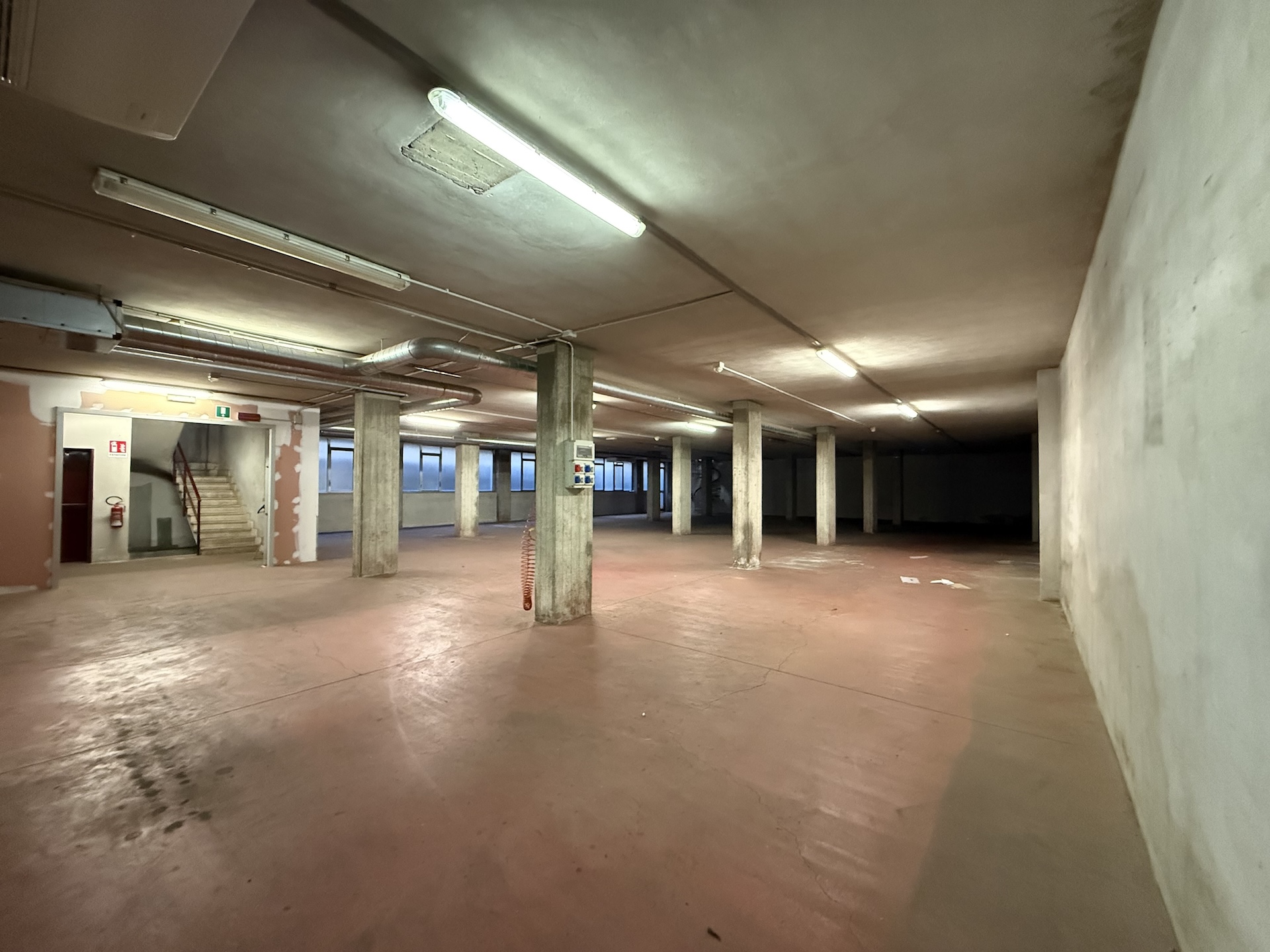 CAPANNONE con uffici e vetrine fronte strada in vendita - foto 9