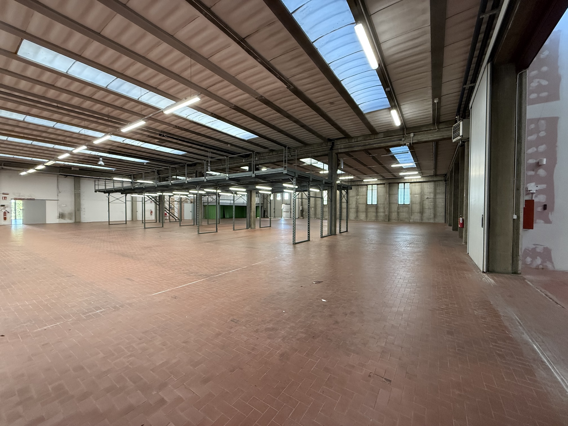 CAPANNONE con uffici e vetrine fronte strada in vendita - foto 5