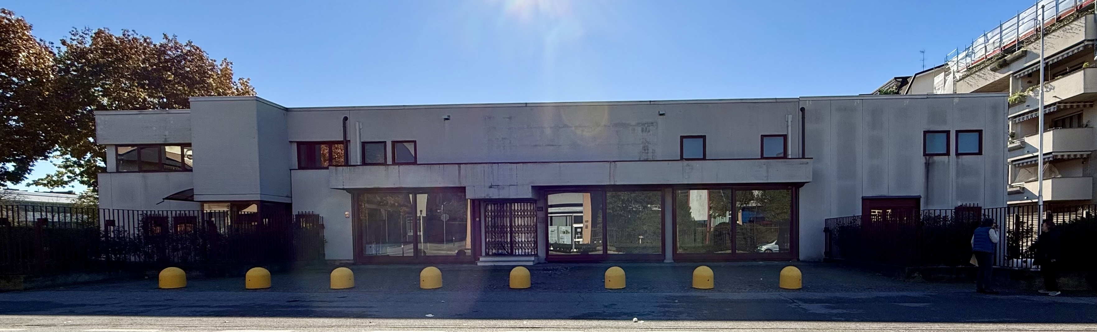 Capannoni con servizi in vendita